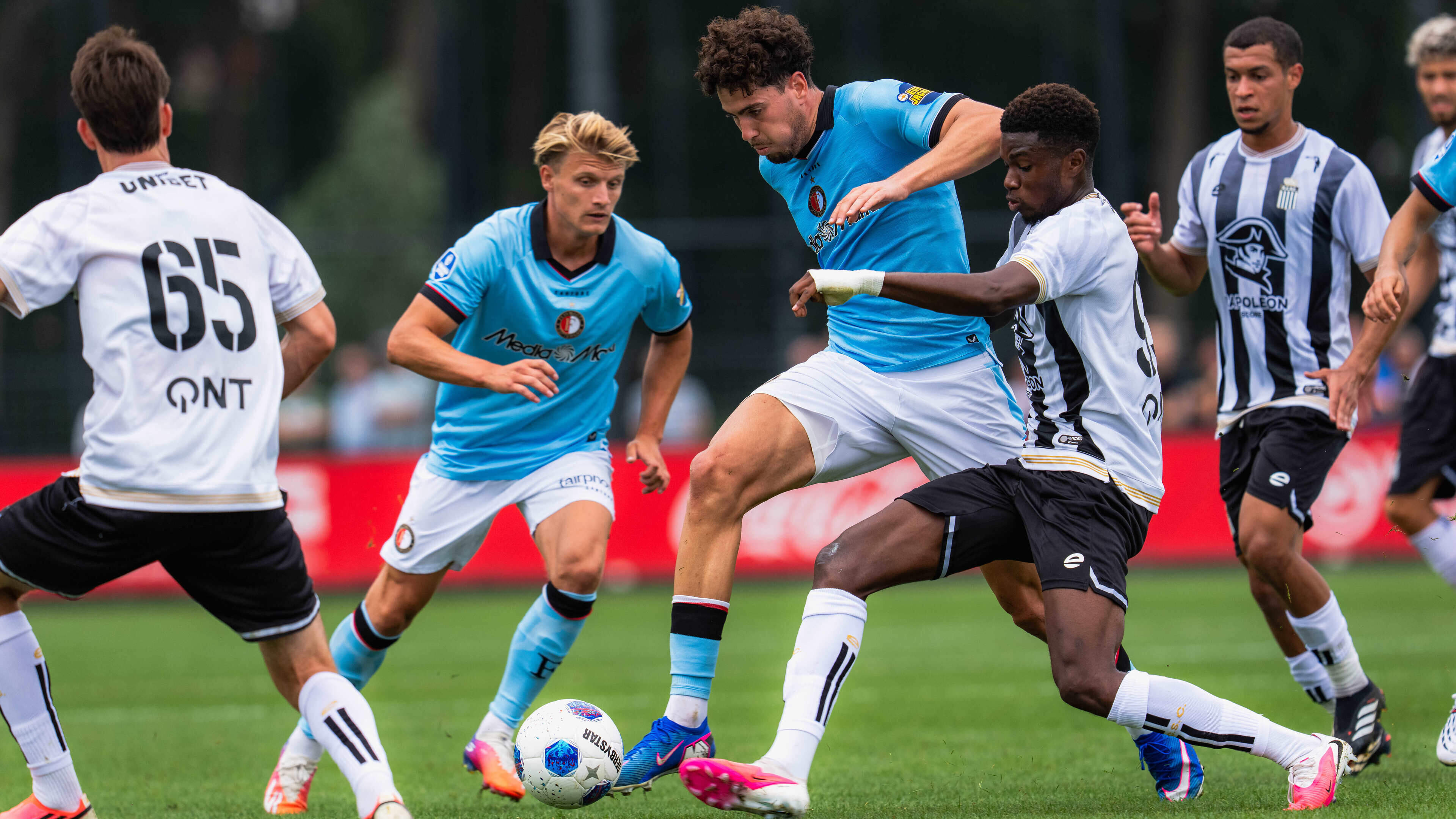 Feyenoord wint ook derde oefenwedstrijd: Deijl en talent slaan toe tegen Charleroi