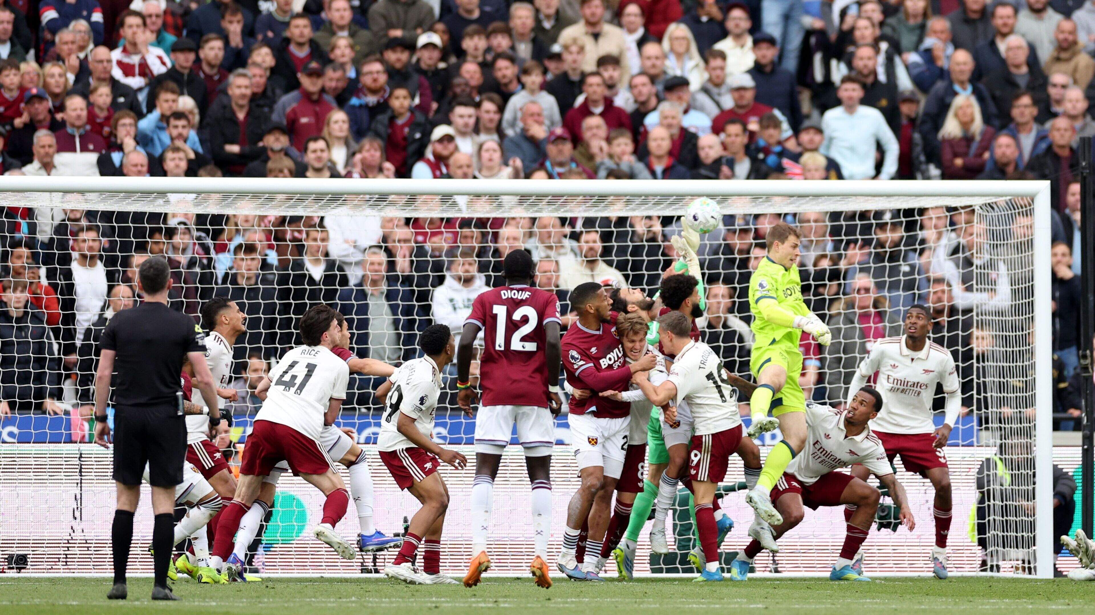 VAR-overleg van vijf minuten redt Arsenal in titelrace: ’Het is zo verkeerd, het maakt mij boos’