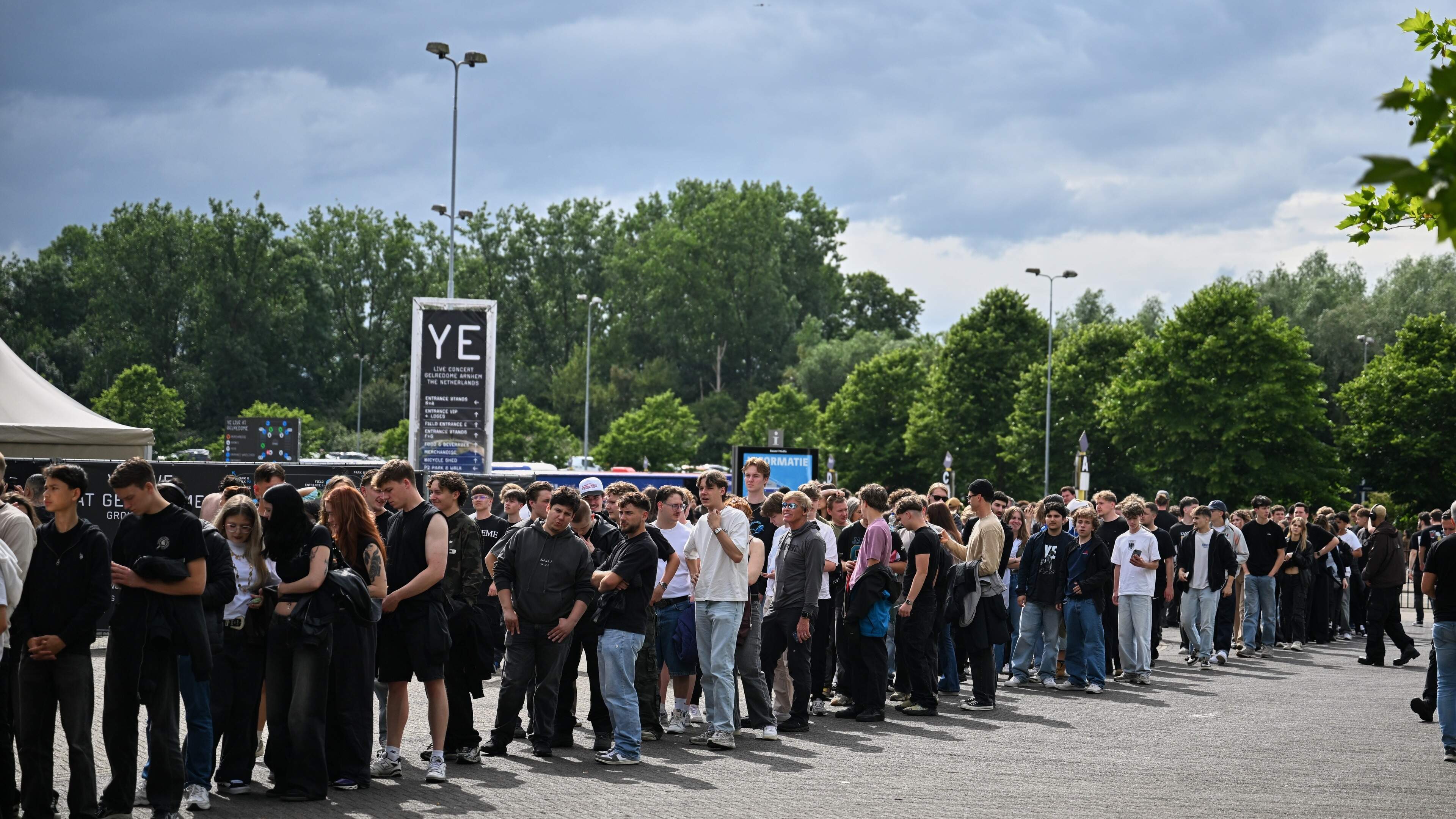 Klachtenregen na show Kanye West; veel fans staan nog buiten