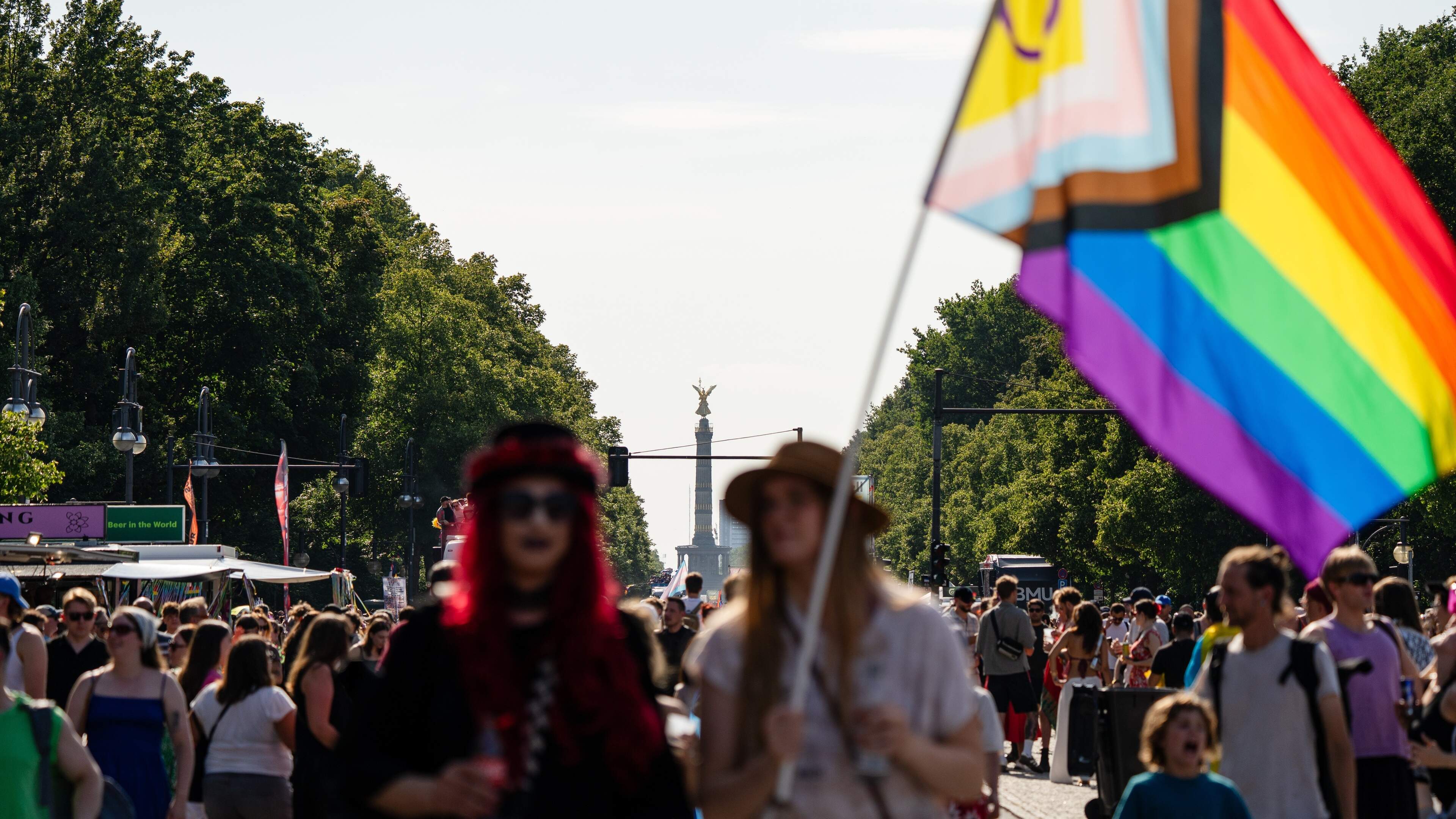 Auto rijdt in op mensenmenigte bij Pride in Berlijn: meerdere gewonden