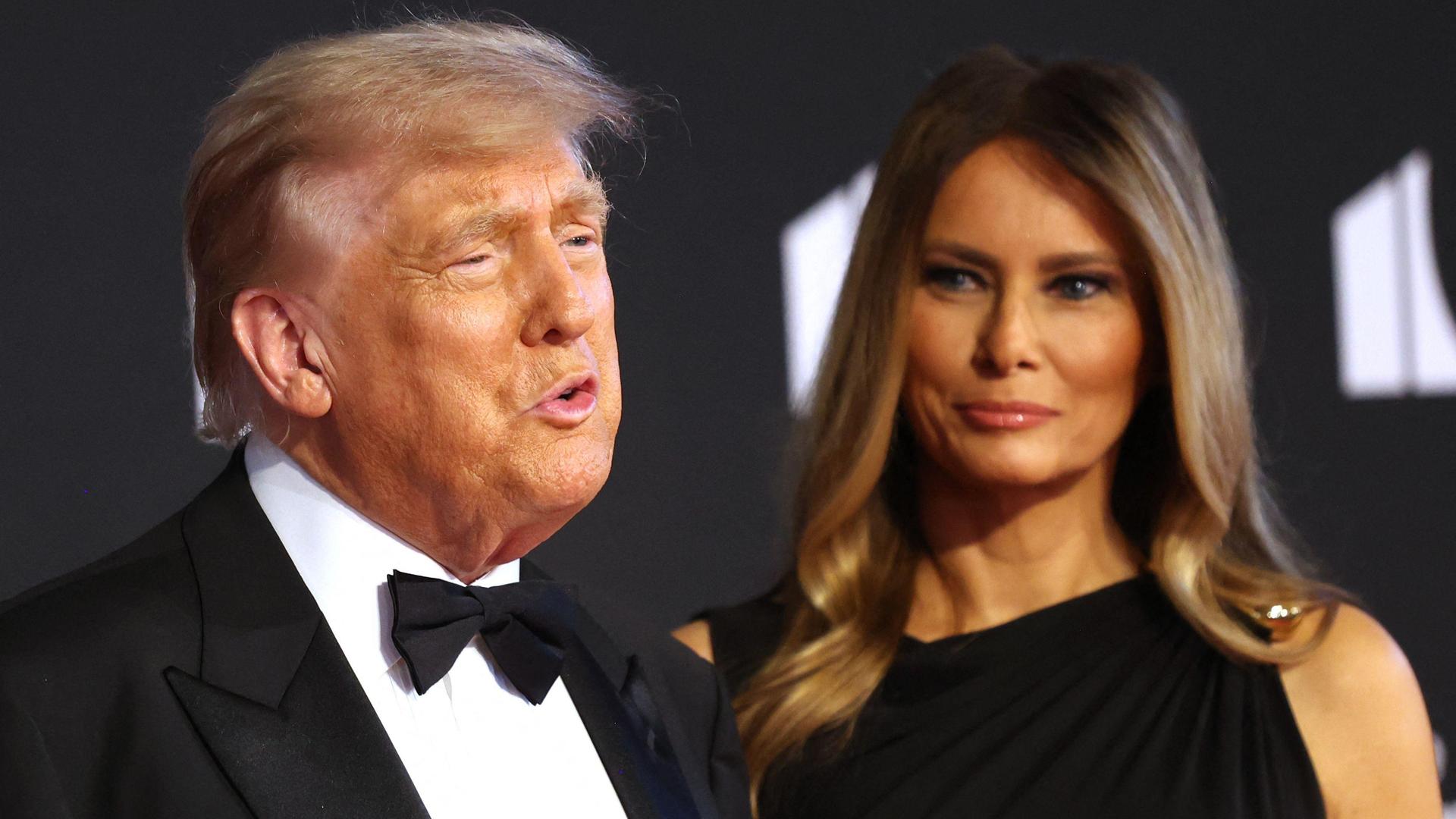 Trump en first lady Melania op de rode loper in het Kennedy Center. 