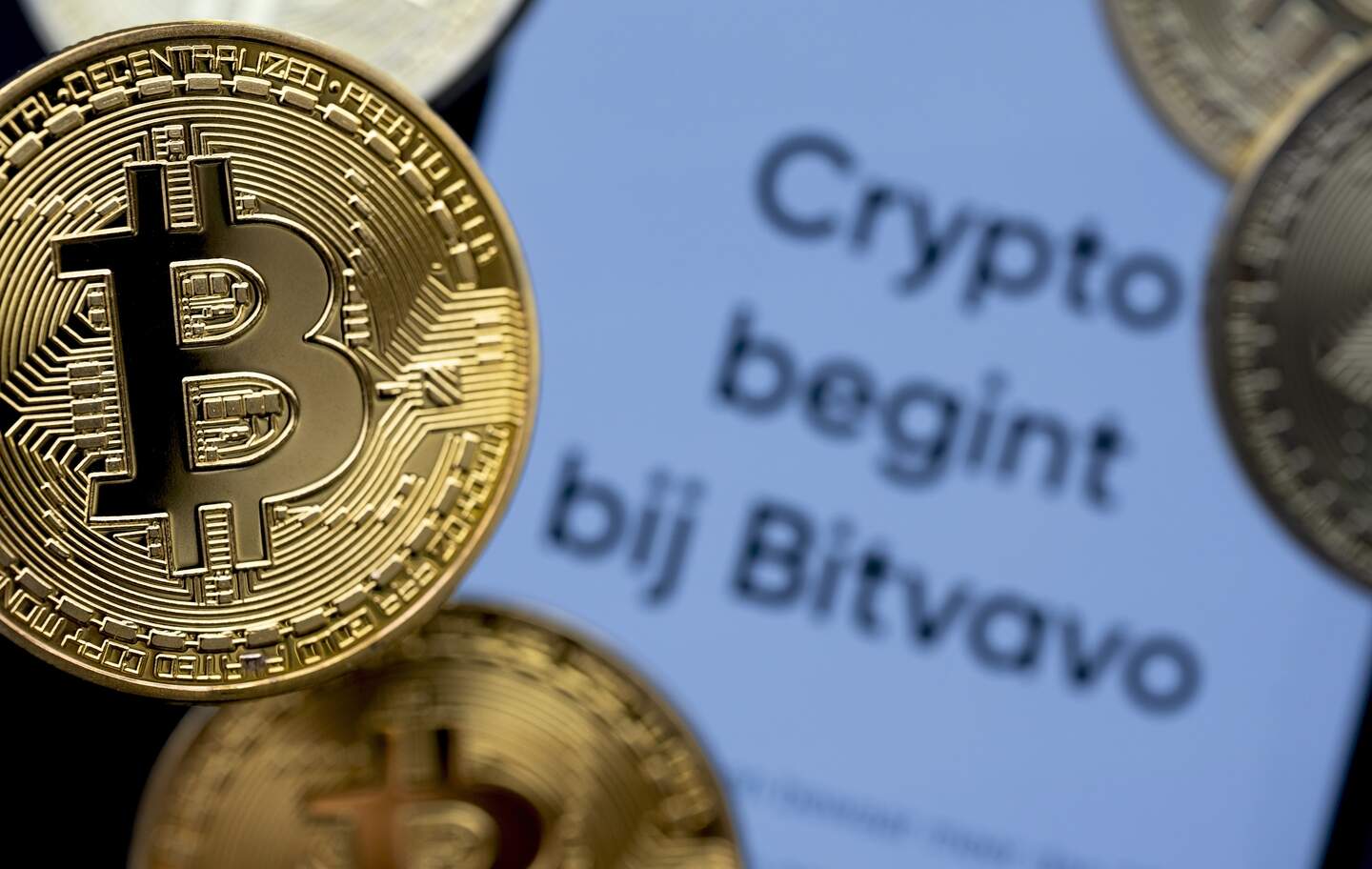 Fraude op cryptoplatform Bitvavo explodeert: Johan (66) verloor 20.000 euro  na nep sms van écht Google-nummer | De Telegraaf