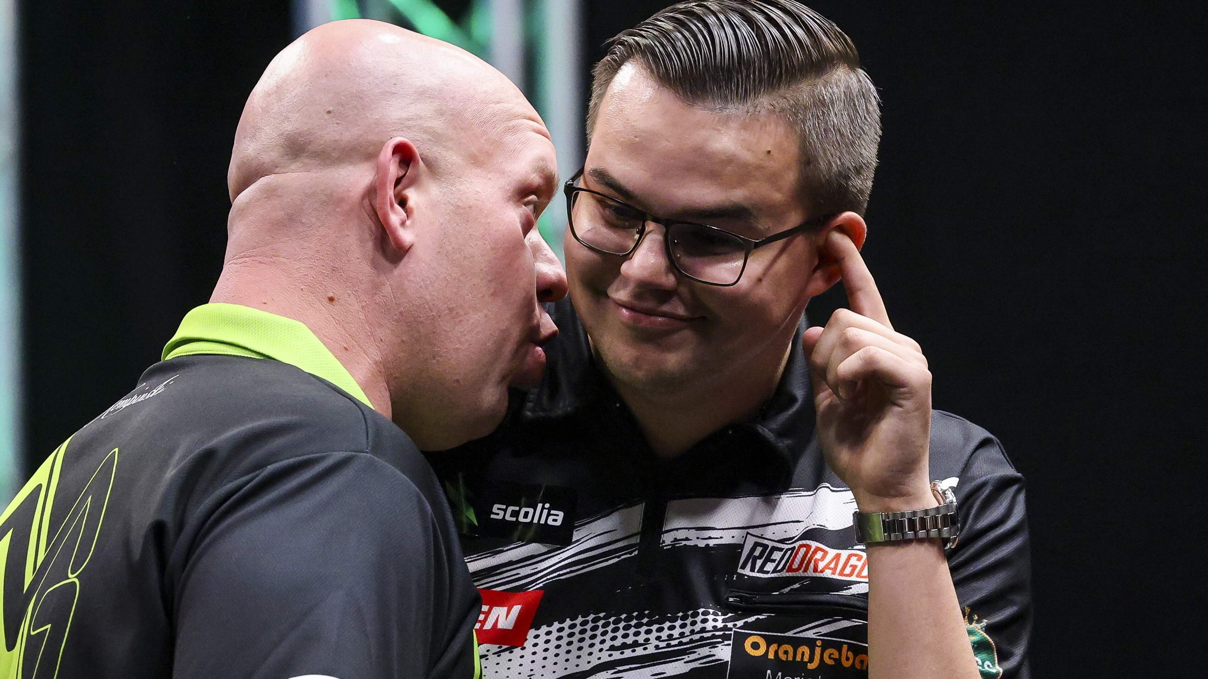 Live Premier League Darts: Gian van Veen direct tegen Luke Littler, Michael van Gerwen treft Stephen Bunting