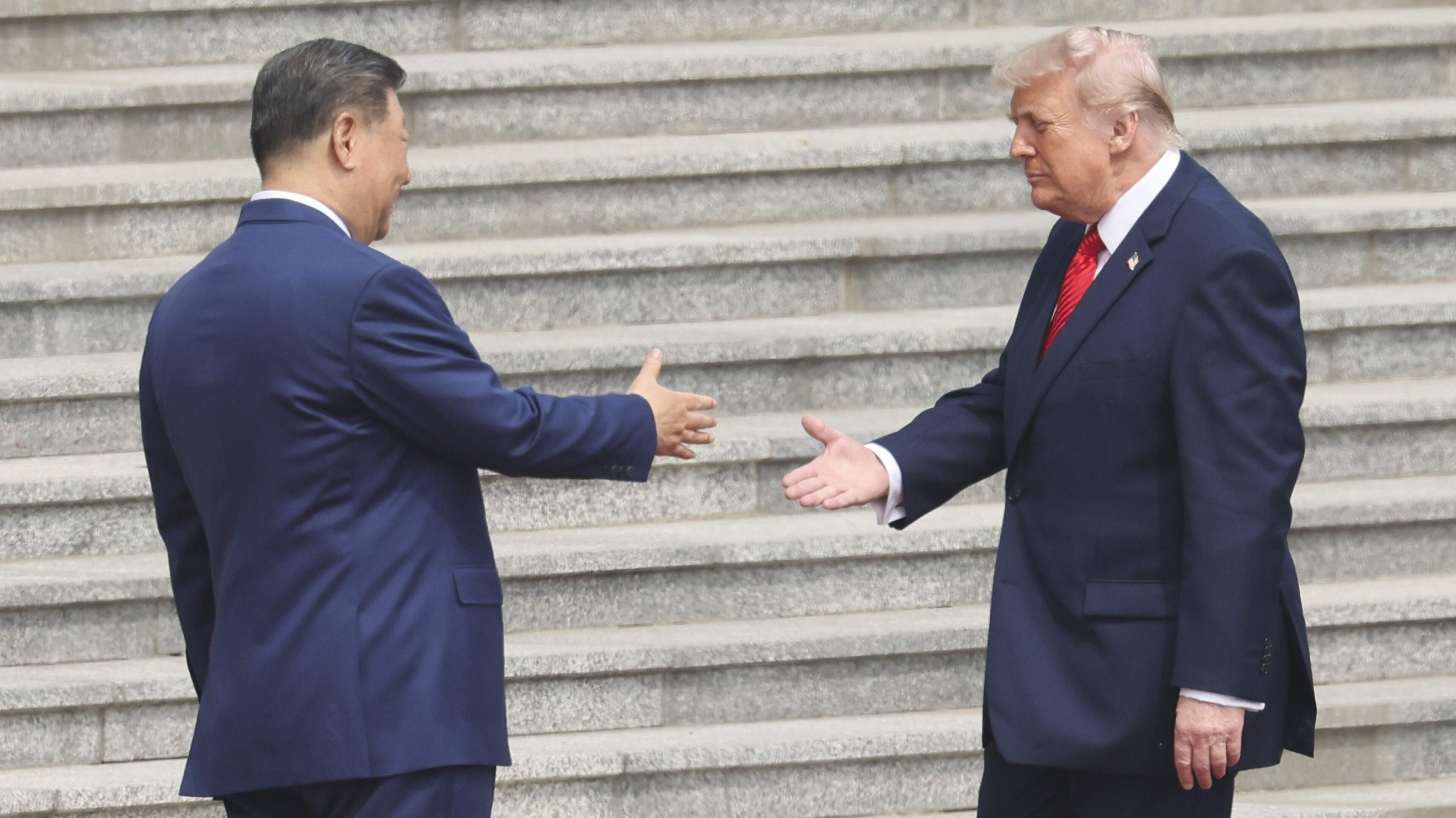 Trump en Xi starten top in Beijing met handdruk en kanonsalvo’s