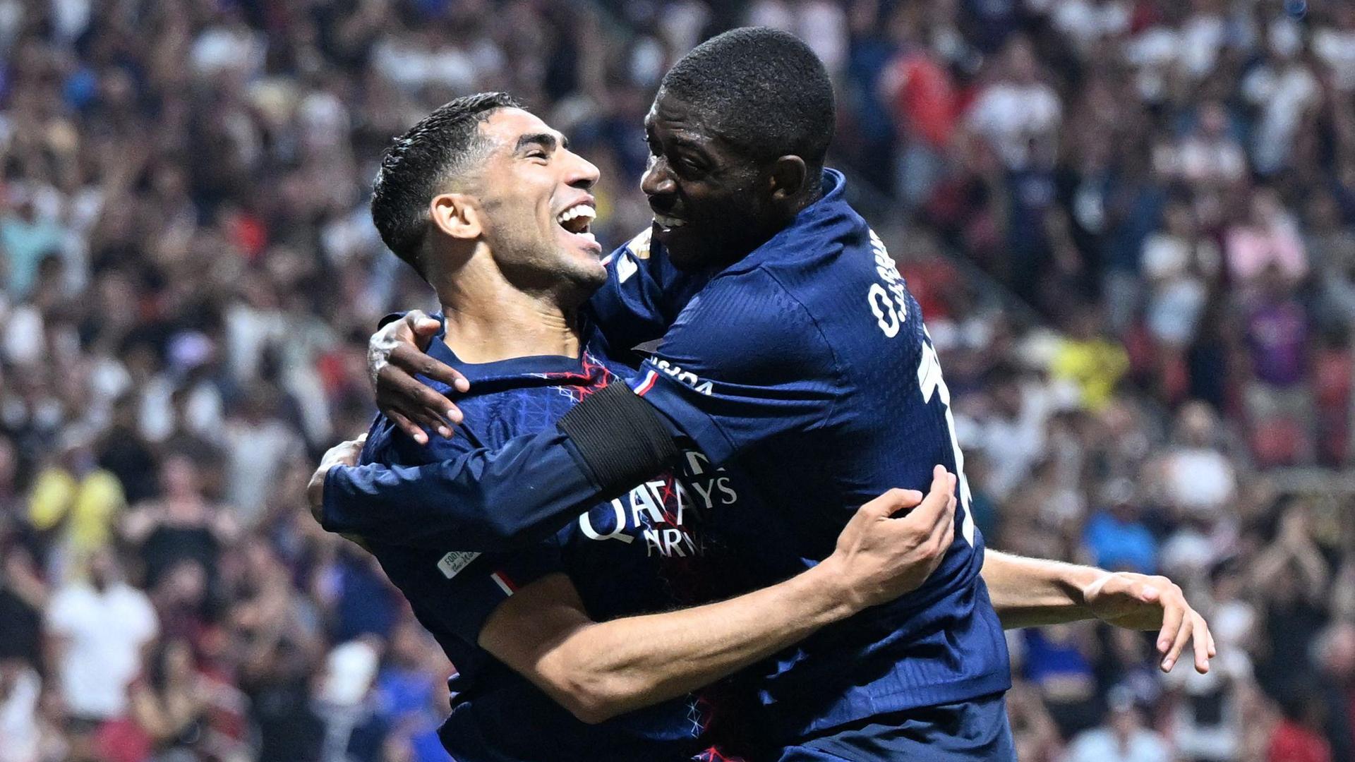 Ousmane Dembele en Achraf Hakimi vieren feest namens PSG.