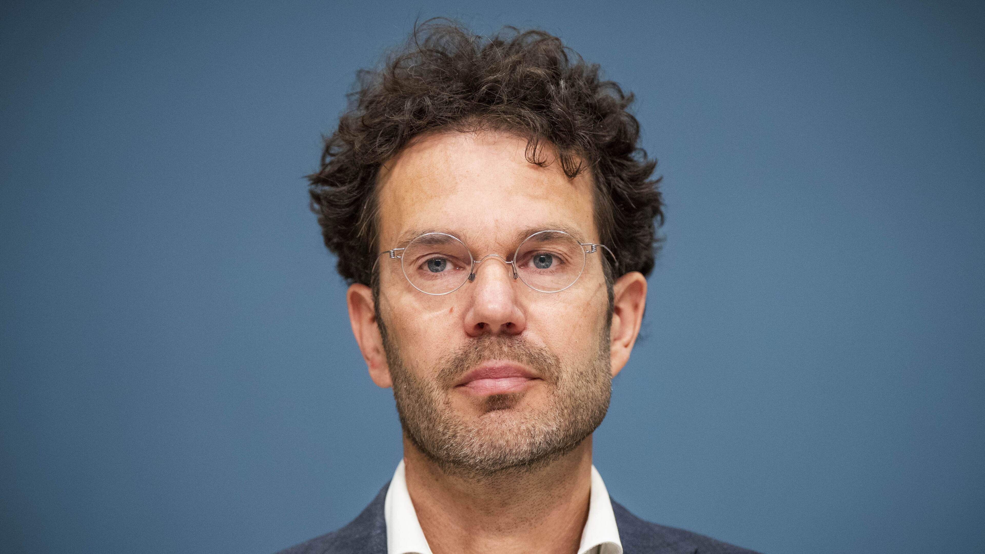 LIVE | RIVM-directeur Jaap van Delden verdedigt zich tegen trage vaccinatiecampagne