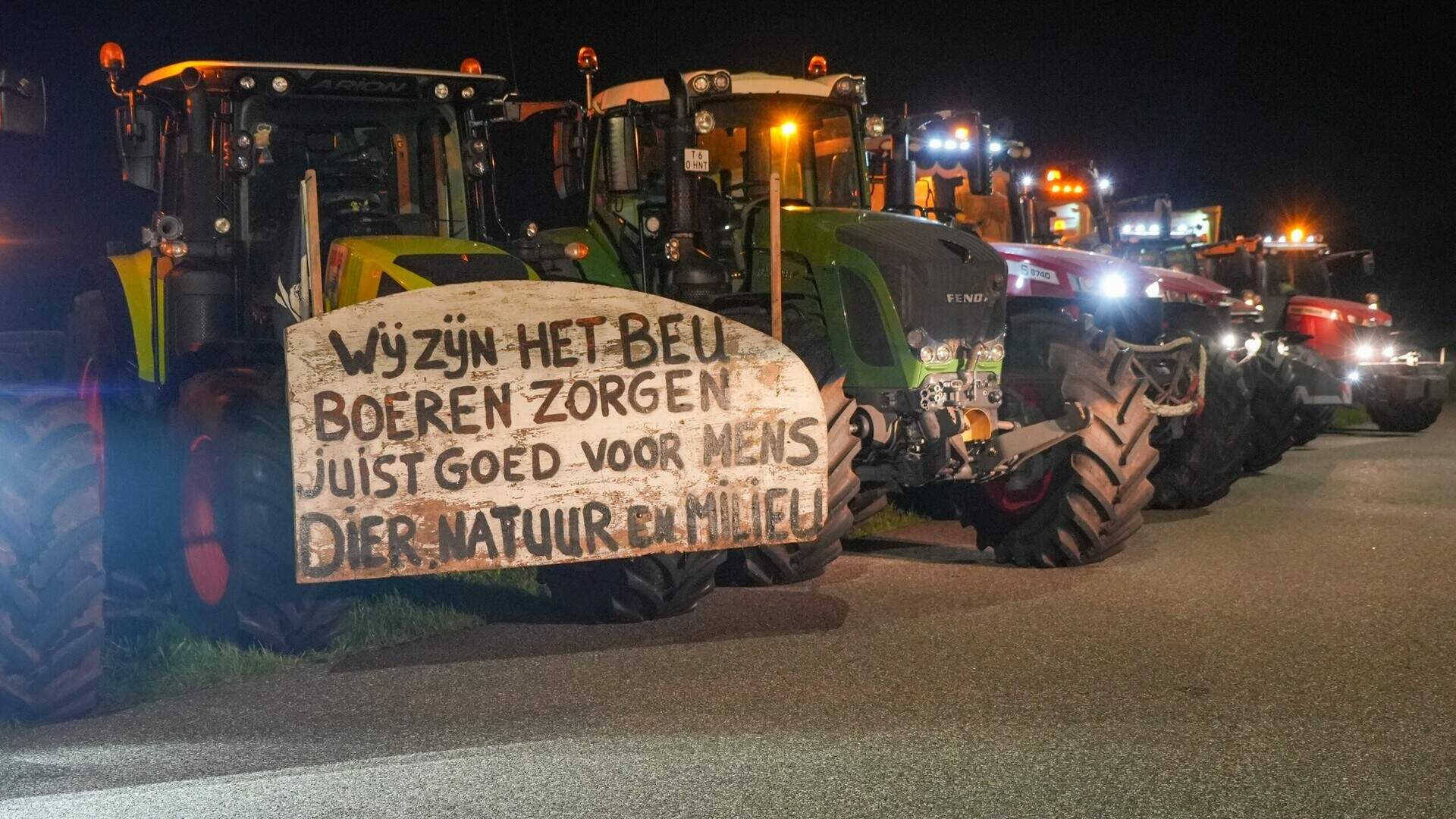 Verschillende boeren verzamelen zich bij de A28 om te protesteren tijdens Prinsjesdag. 