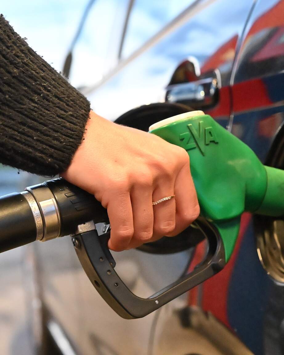 Automobilisten de pineut door dure brandstof: zoveel is tanken duurder sinds escalatie rond Iran