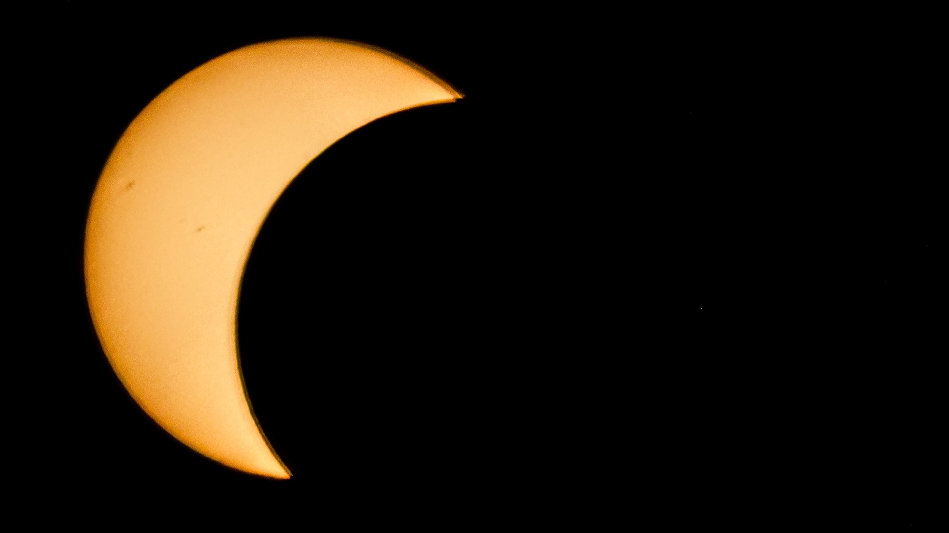 LIVE | Groot deel van de zon verdwenen: het wordt steeds donkerder in Nederland