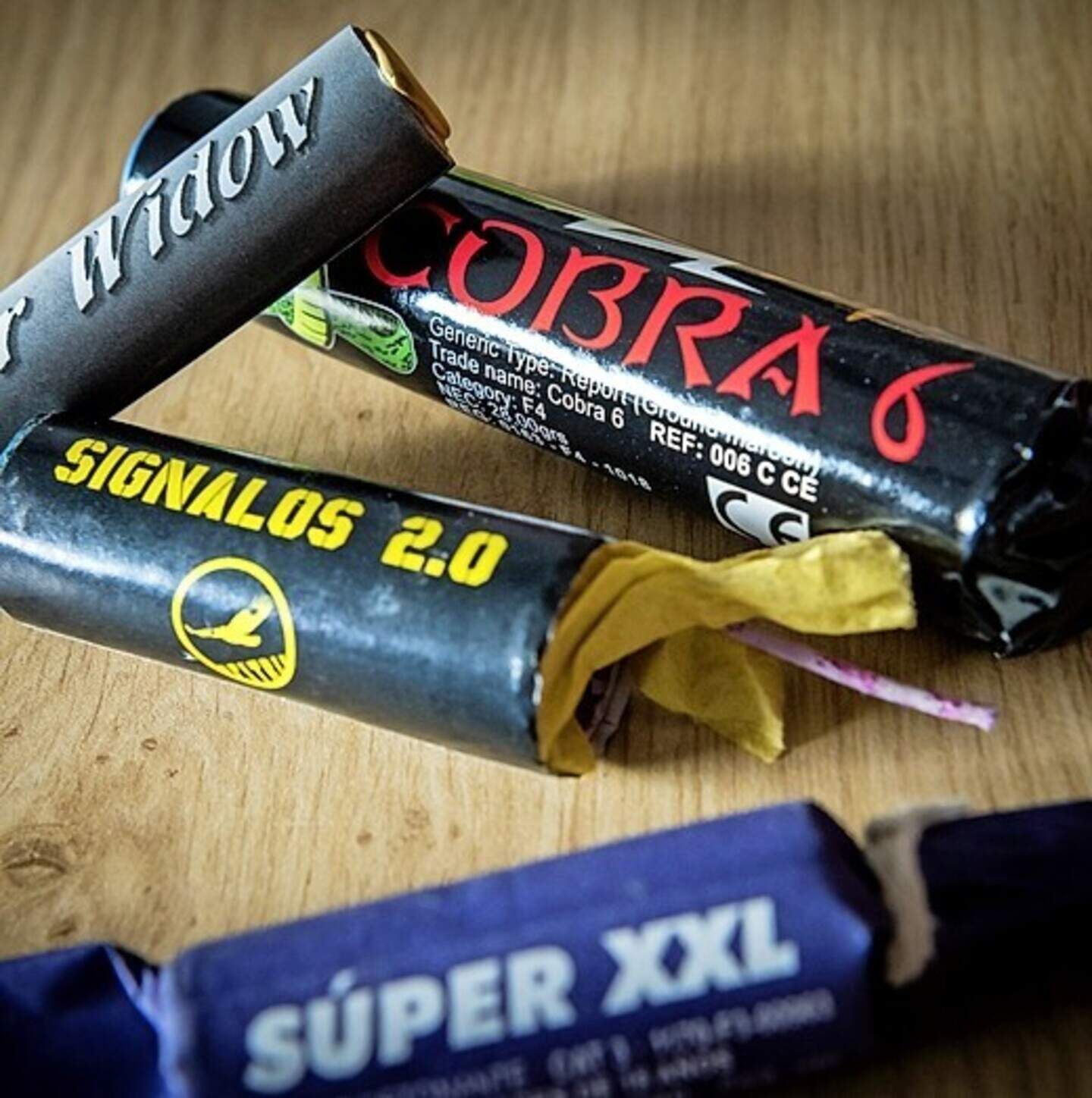Illegaal knalvuurwerk zoals een nitraat, diverse vlinders en de cobra 6. Dit type vuurwerk is verkrijgbaar in veel Europese landen, maar verboden in Nederland.   