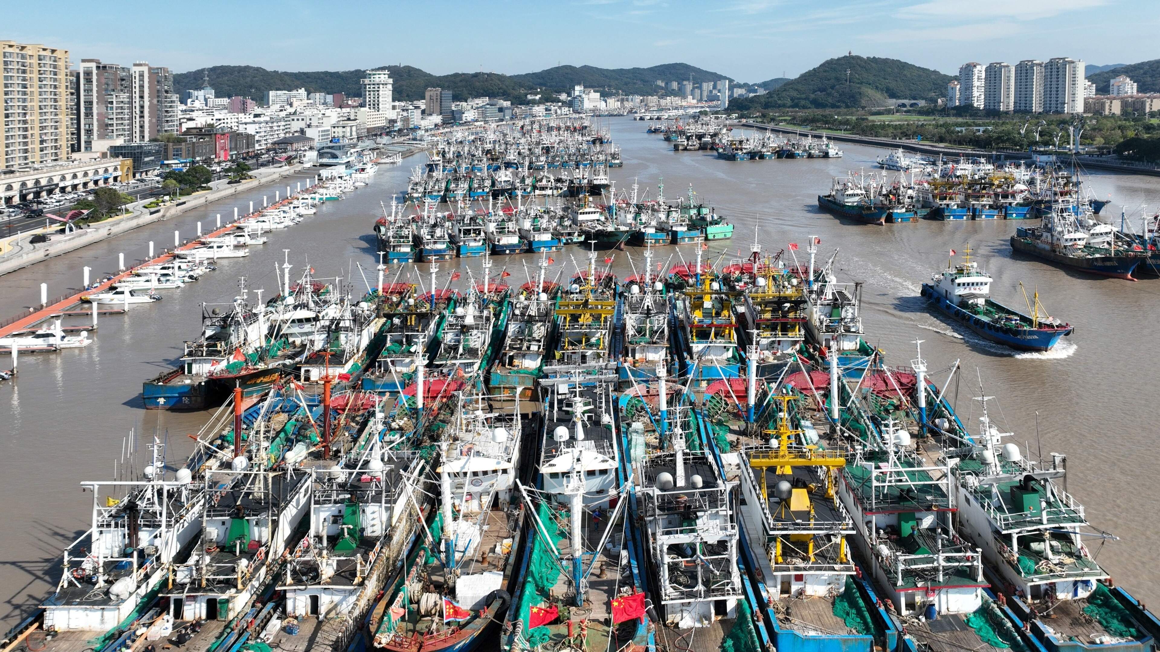 De enorme Chinese visserijvloot is steeds meer onderdeel van de ’lange arm’ van Peking: ’Oorlogsbodems in vermomming’