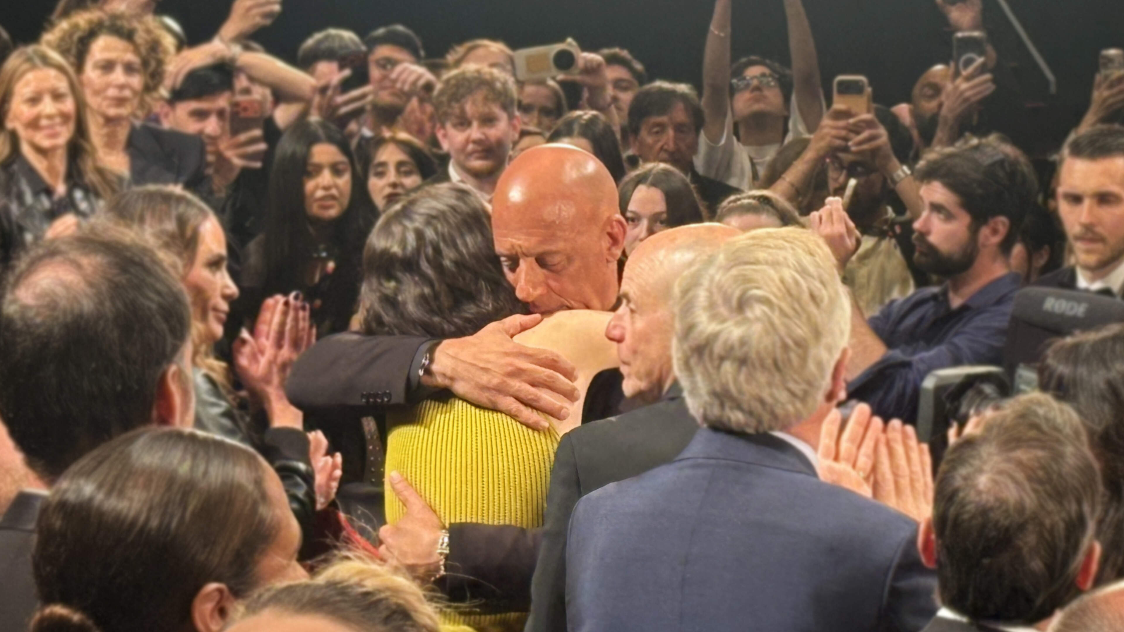 Emotioneel moment in Cannes rond Fast and the Furious: Vin Diesel en dochter verongelulte Paul Walker vallen elkaar huilend in de armen