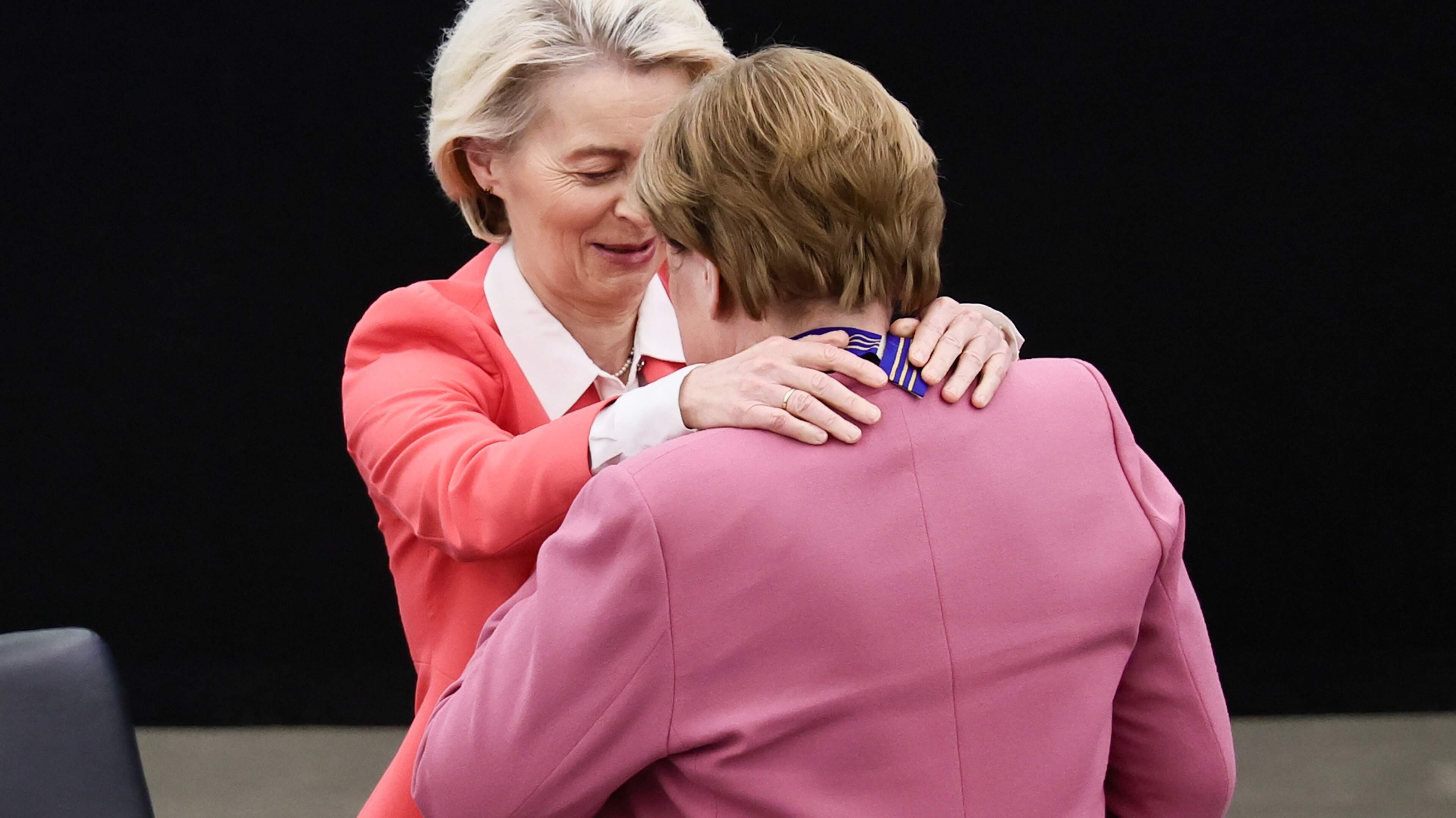 Bono en Angela Merkel onderscheiden tijdens eerste ’Europese lintjesregen’, rechtse politici reageren woest