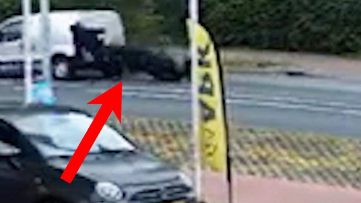 Heftig ongeluk gefilmd: motorrijder knalt met volle snelheid op busje