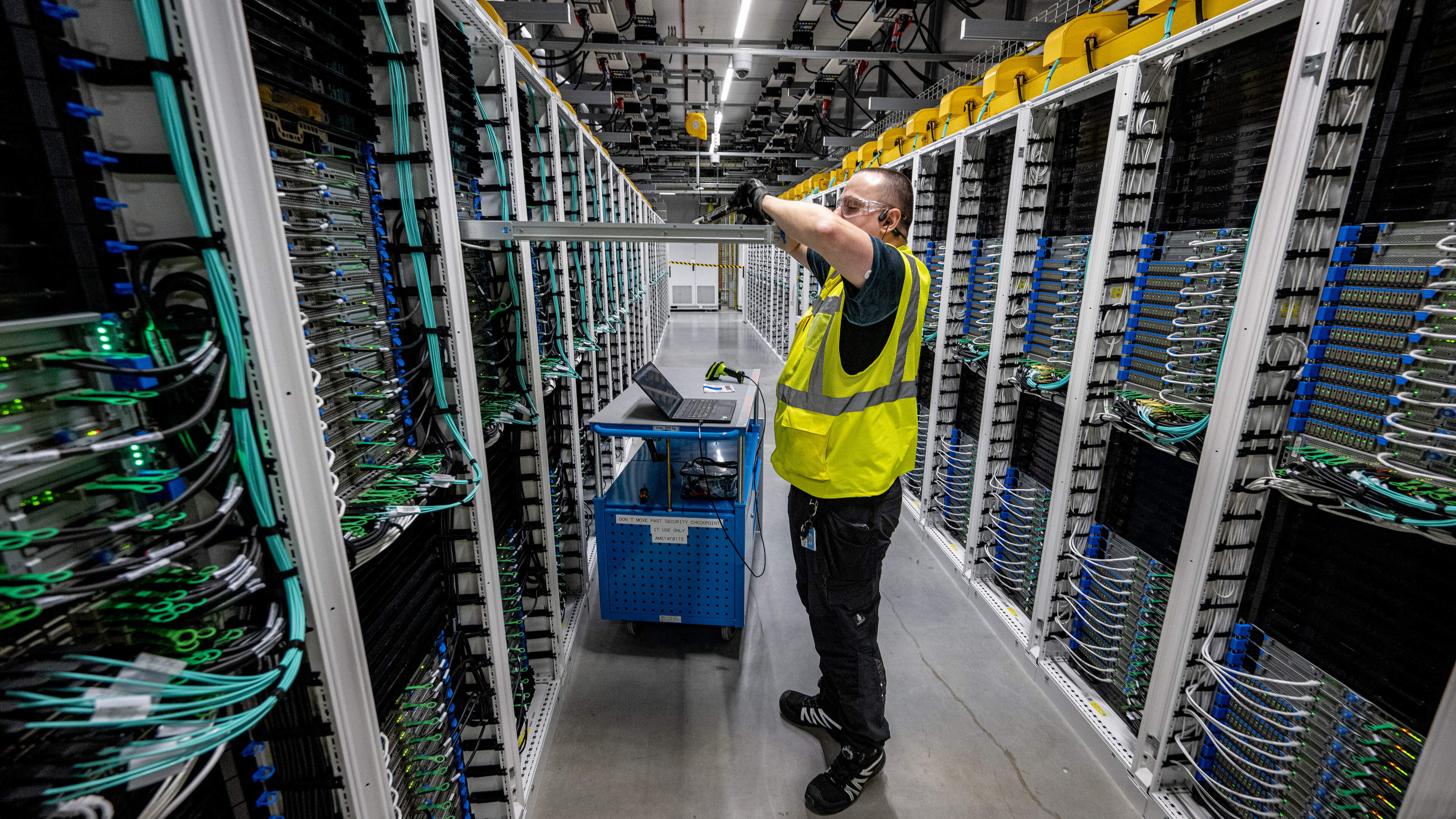 Microsoft blijft ondanks protest miljarden pompen in datacenters op Nederlandse bodem: ’Veel weerstand komt voort uit onwetendheid’