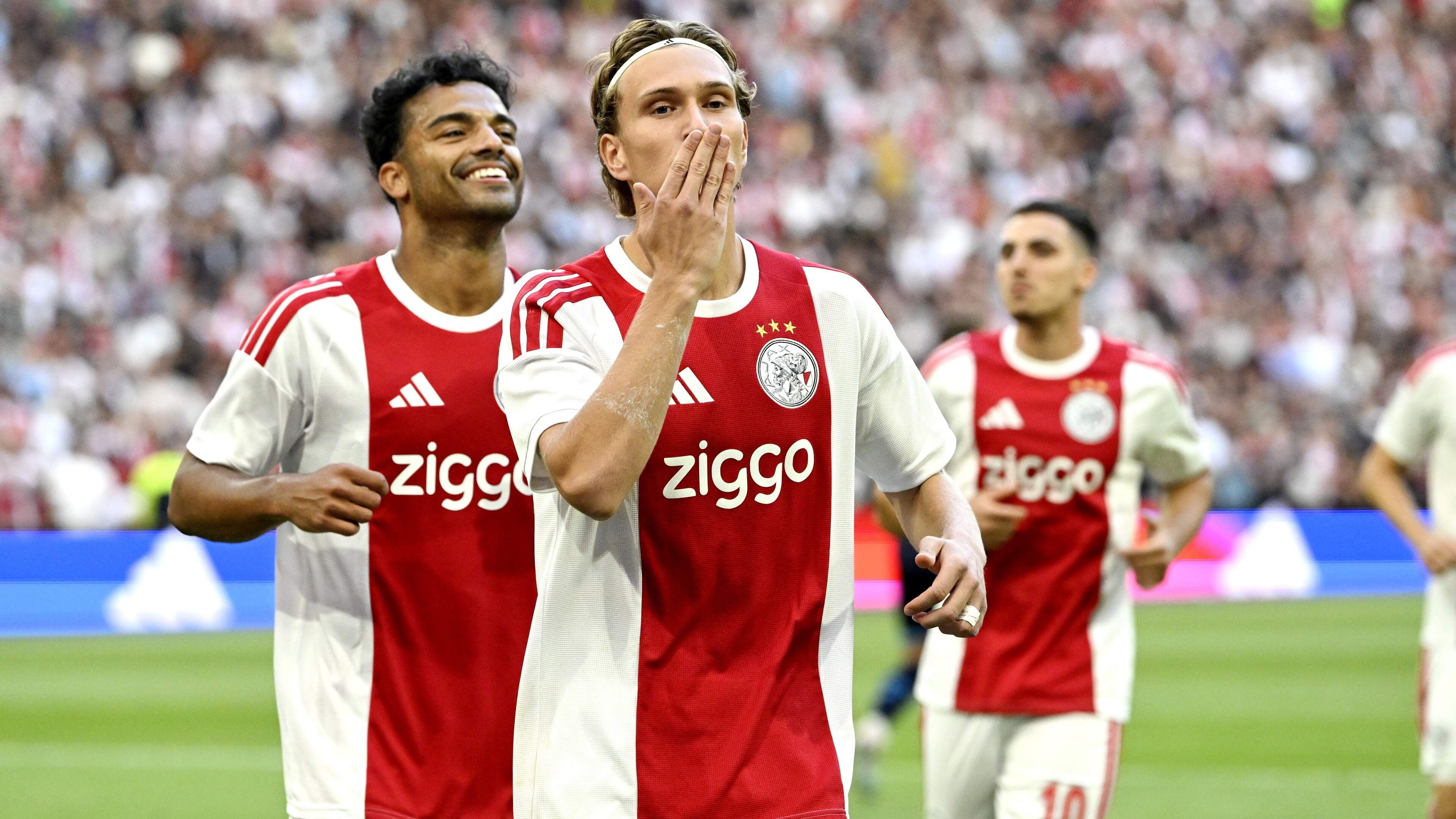 LIVE Conference League | Ajax op rozen ondanks gemiste strafschop Mika Godts, Julian Brandt maakt debuut