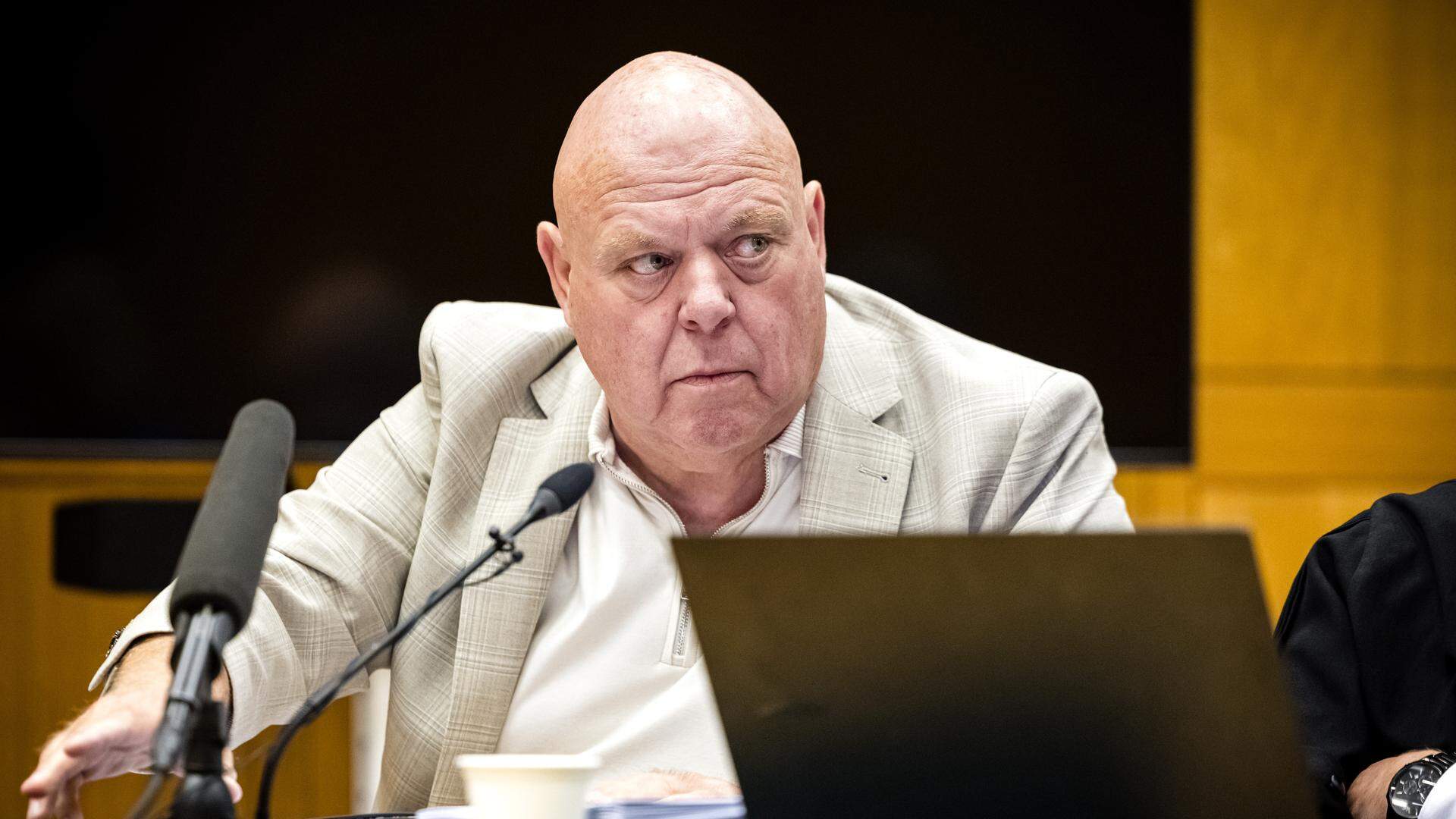 DEN BOSCH - Peter Gillis in de rechtbank van Den bosch voor een zaak die hij heeft aangespannen tegen zijn ex-vrouw Nicol Kremers. Gillis beschuldigt haar van schending van de geheimhoudingsplicht en eist een dwangsom. Daarnaast vraagt hij 2,3 miljoen euro schadevergoeding vanwege haar vermeende indiscreties. ANP ROB ENGELAAR