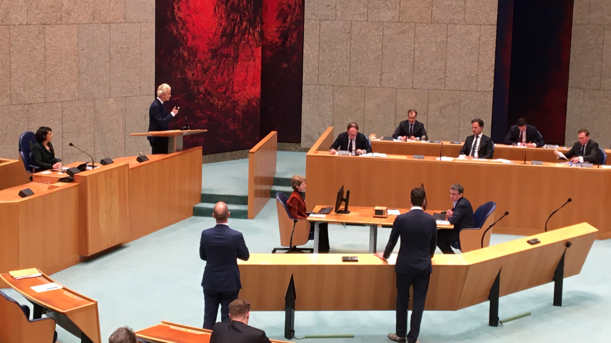 „Dank voor jullie steun zojuist. Ik had last van flauwte door oververmoeidheid en intensieve weken’’, meldt Bruins op Twitter.