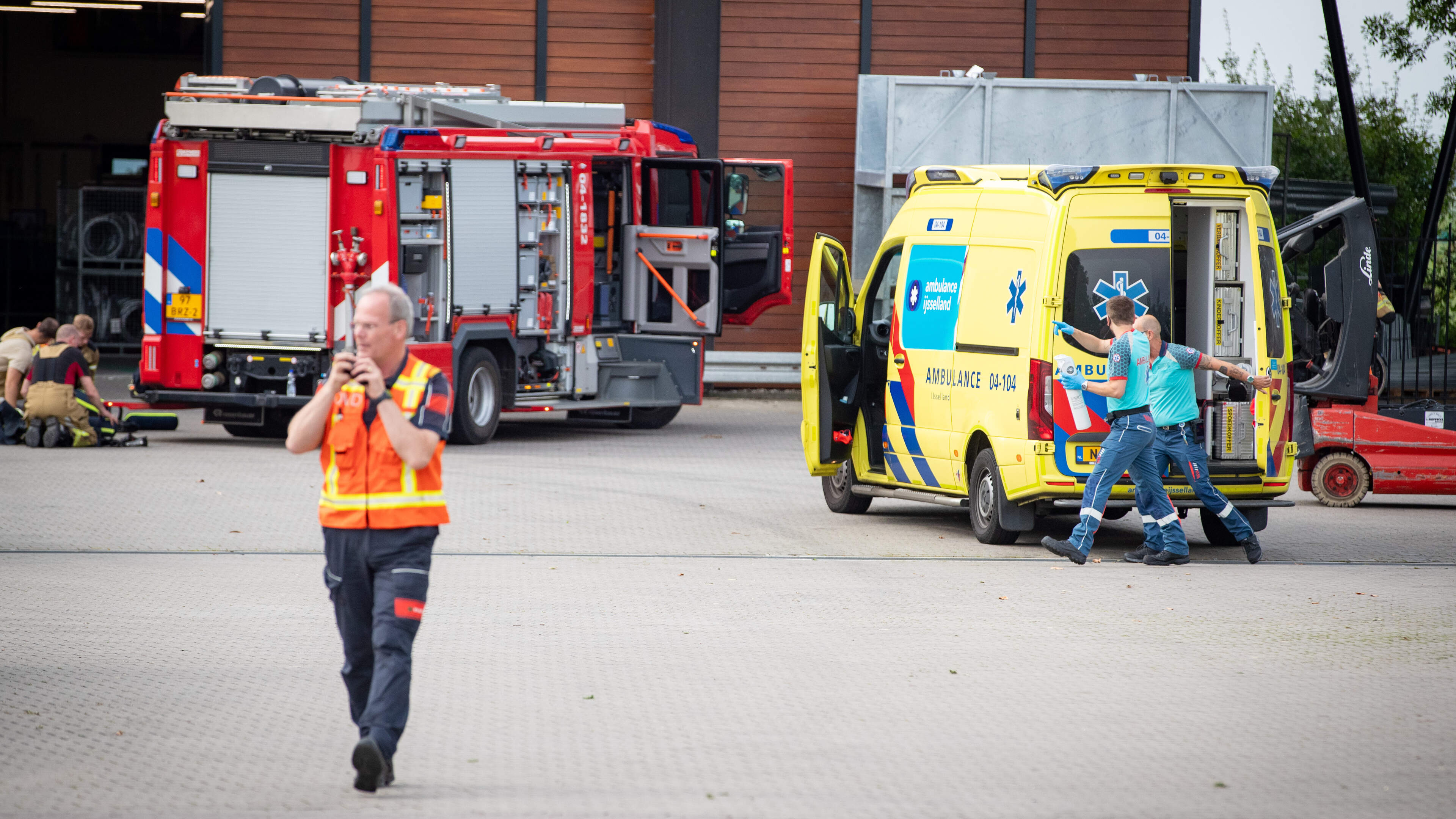 Meerdere gewonden door vrijgekomen gevaarlijke stof bij bedrijf in Genemuiden