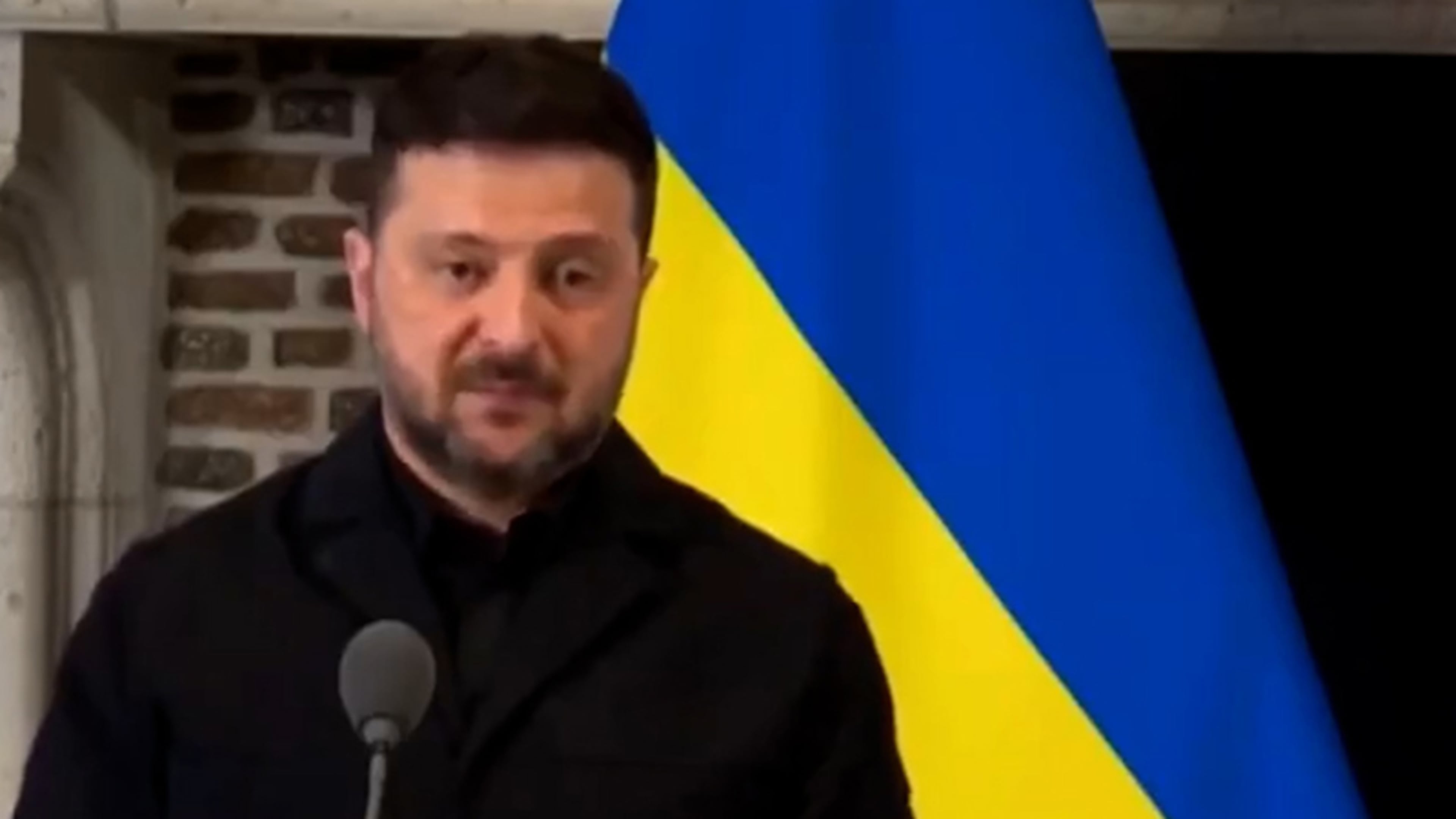 Tolk Zelenski vergeet microfoon uit te zetten tijdens persconferentie: ‘Dit is echt klote!’