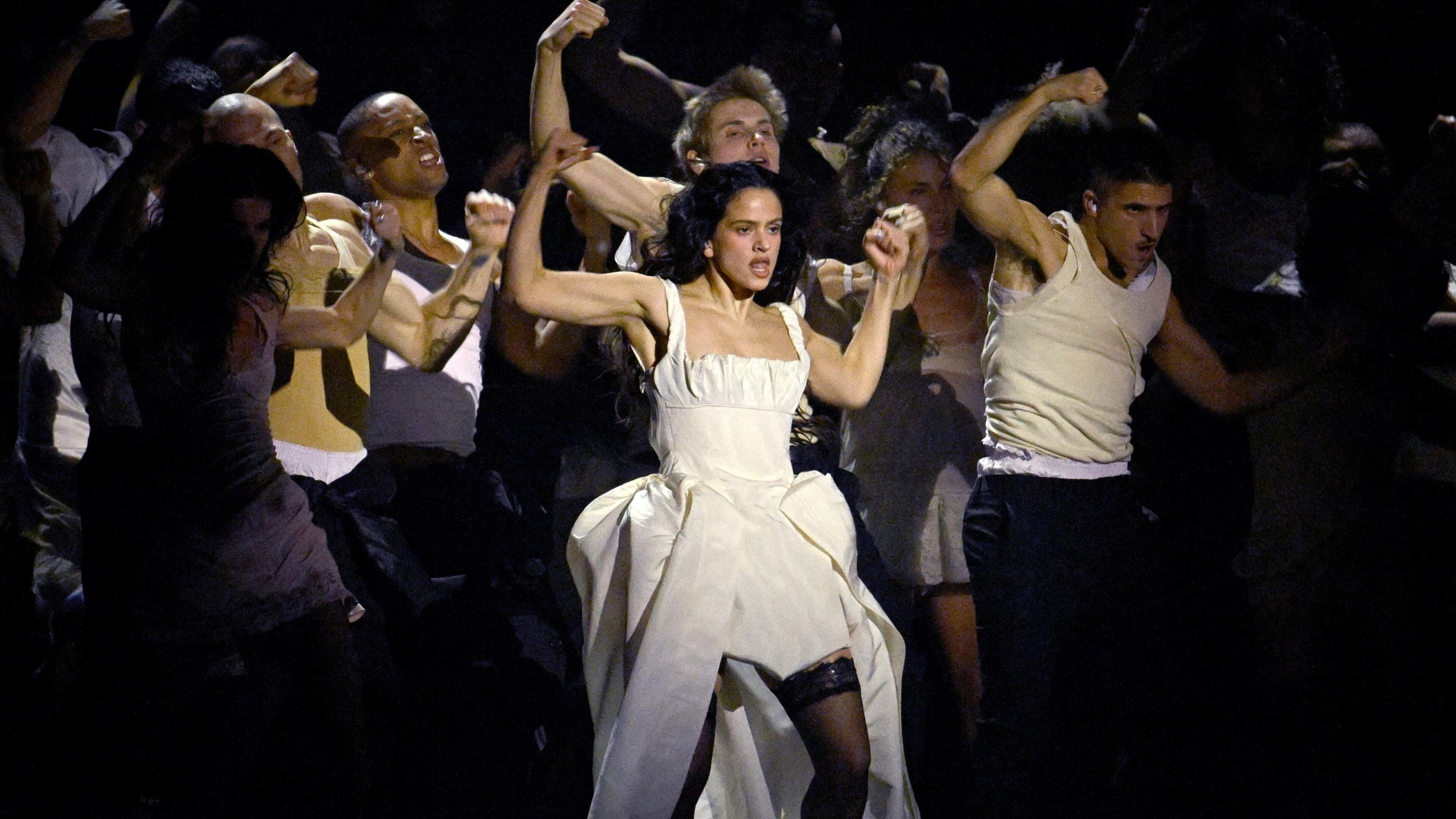 Beeldschone Spaanse popster Rosalía komt in Ziggo Dome gewoon een lekker potje ijzersterk zingen: ’Goedenavond Amsterdam! Alles goed?’