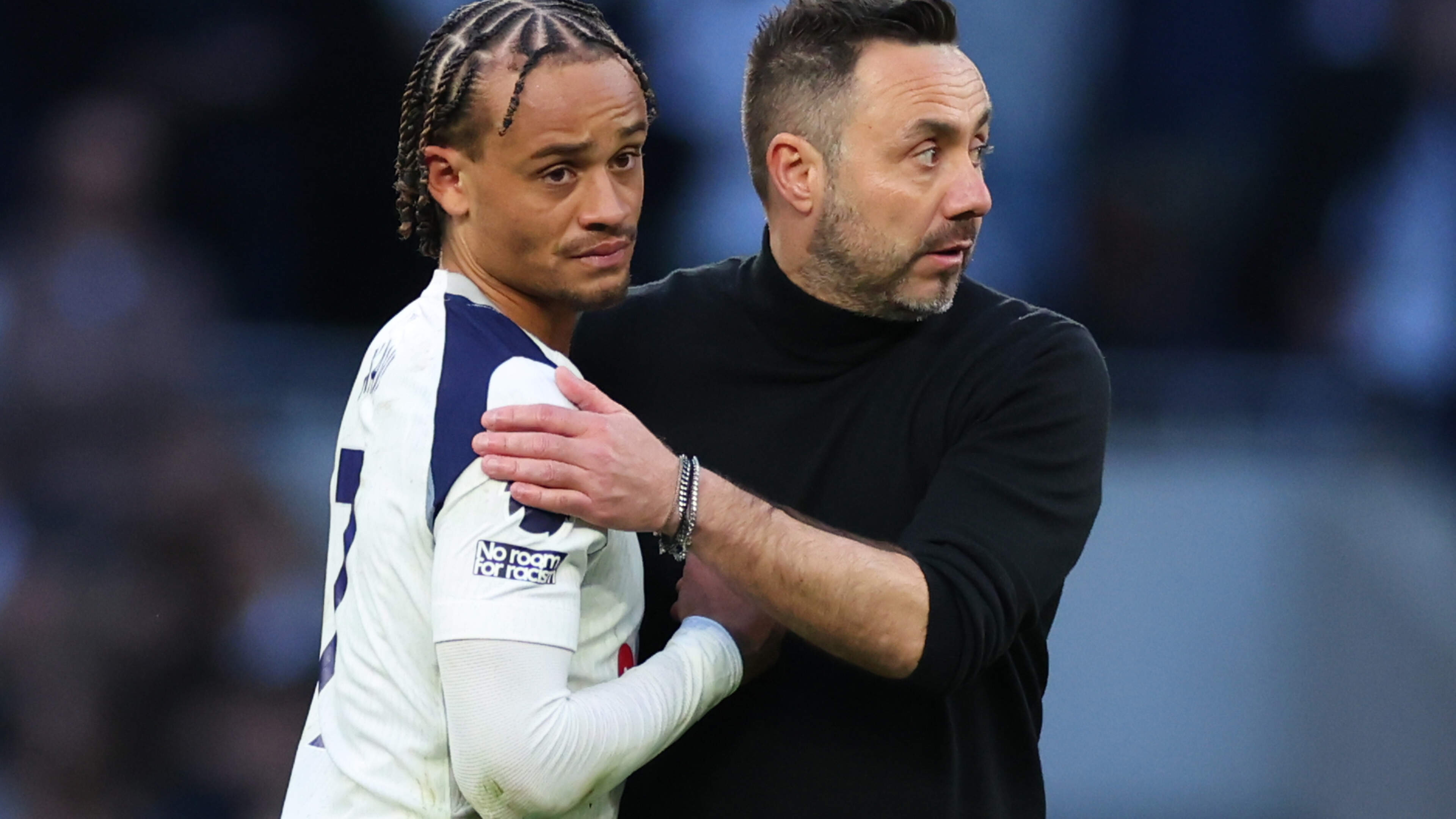 Tottenham-coach Roberto De Zerbi trekt alles uit de kast om boodschap over te brengen: ’Soms met woorden, soms met rode wijn of een biertje’