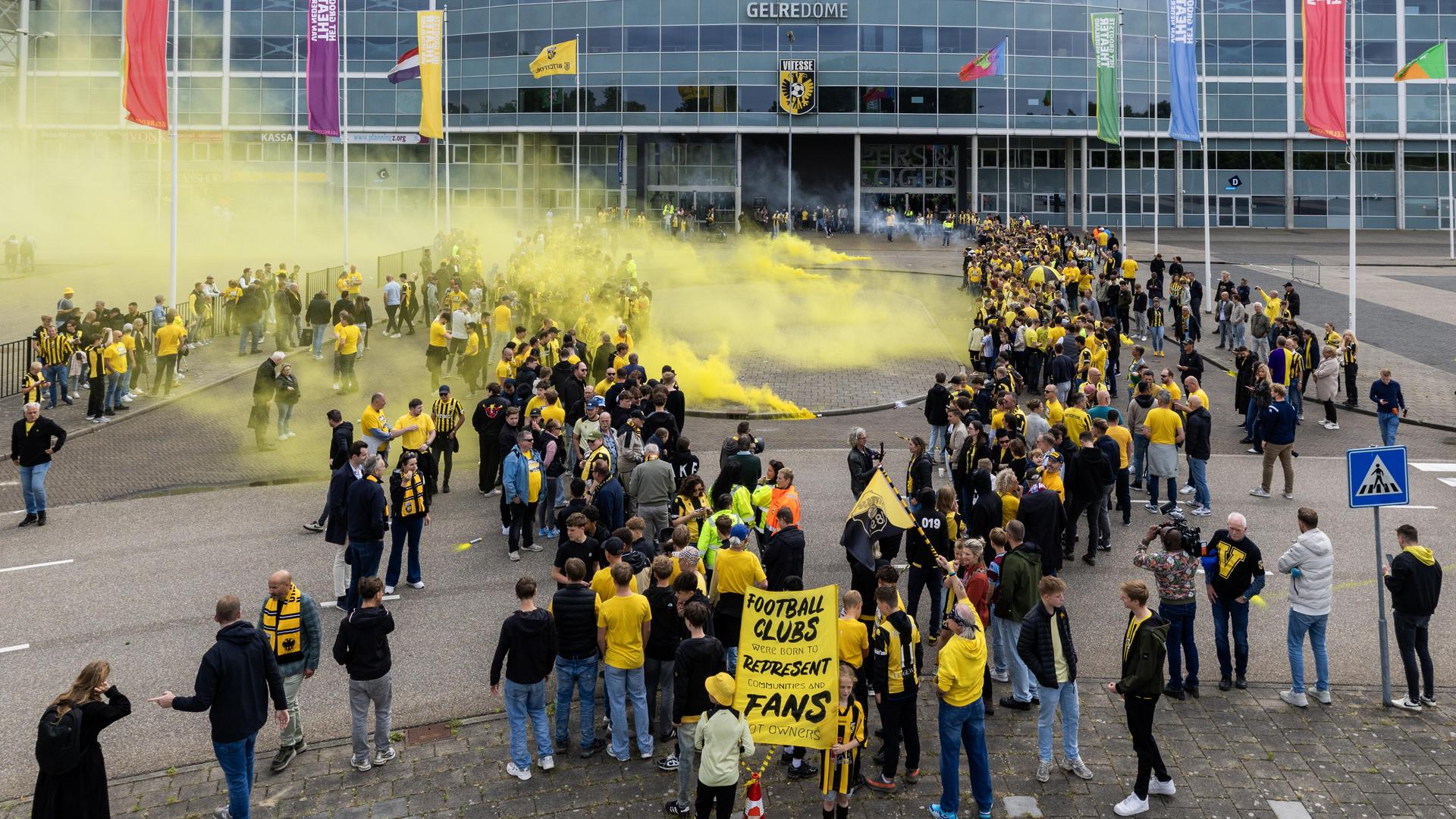 ARNHEM - Supporters van Vitesse vormen samen de letter V op de parkeerplaats voor het Gelredome. De actie is een protest tegen de KNVB. De voetbalbond dreigt de licentie af te pakken als Vitesse niet voldoet aan de eisen voor een profclub. ANP VINCENT JANNINK