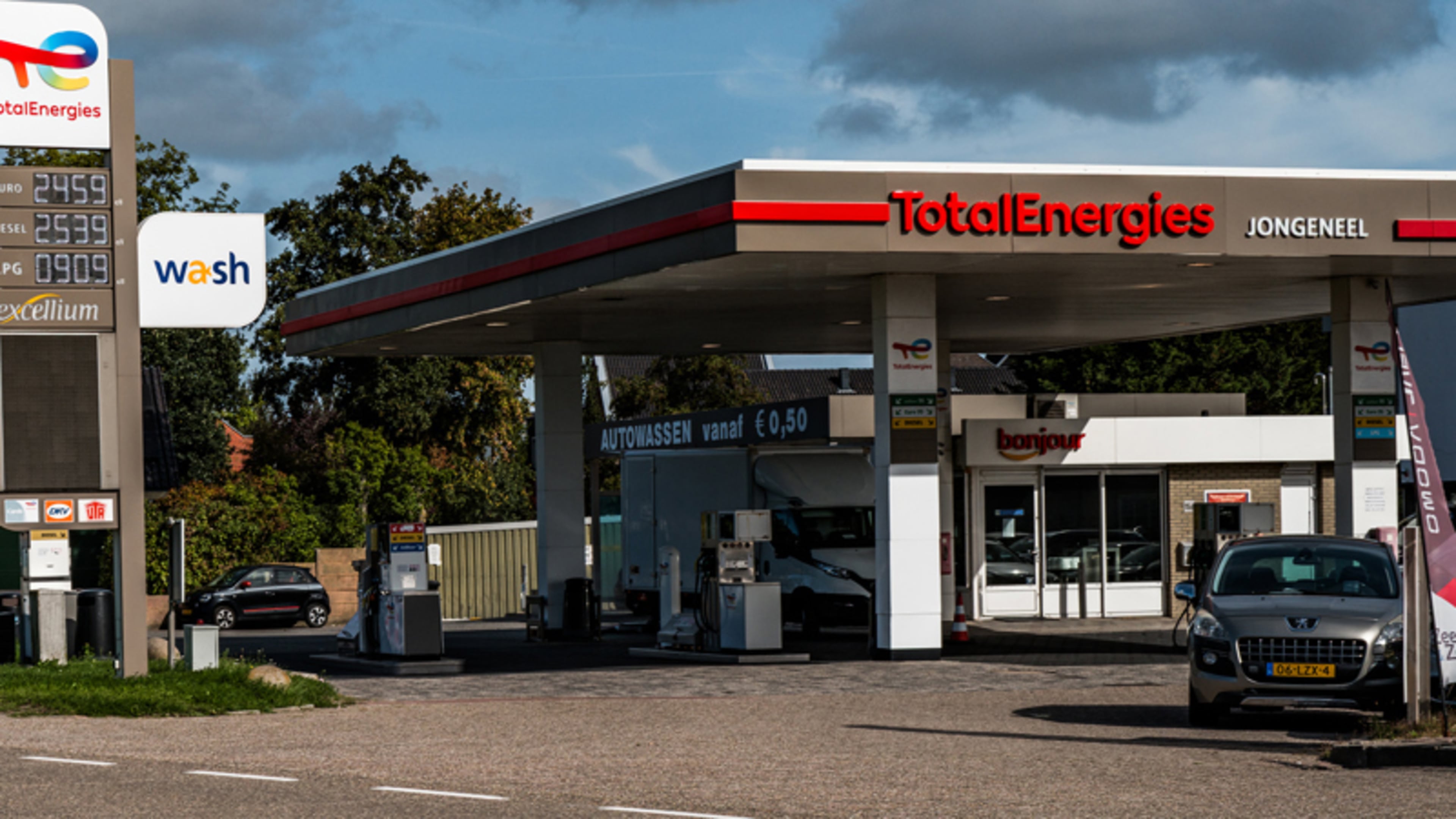Goedkopere benzine, maar: ’Dat maakt dat olieprijs nog verder oploopt’