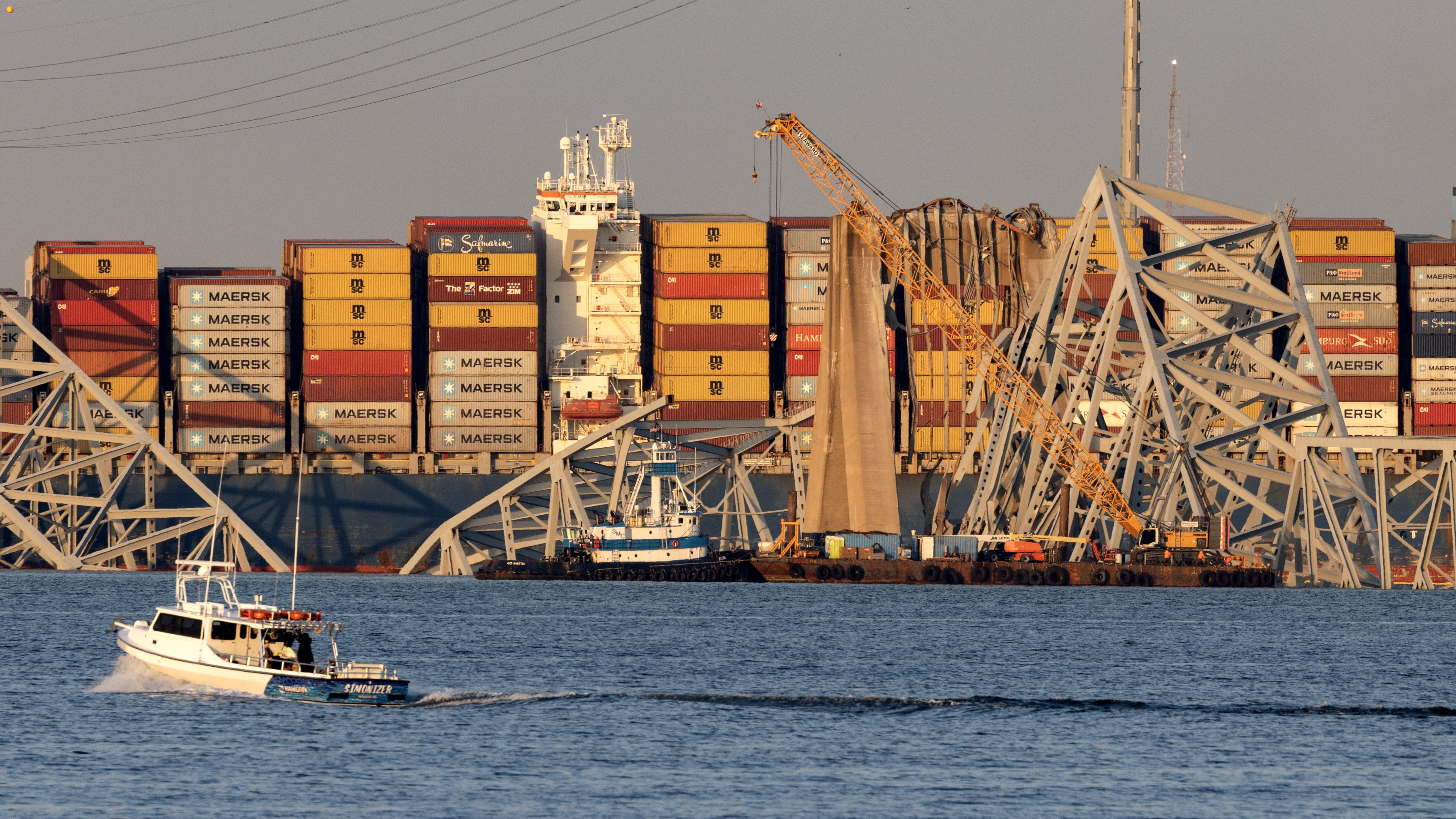 Verwijdering eerste stuk ingestorte brug bij Baltimore is begonnen | De ...