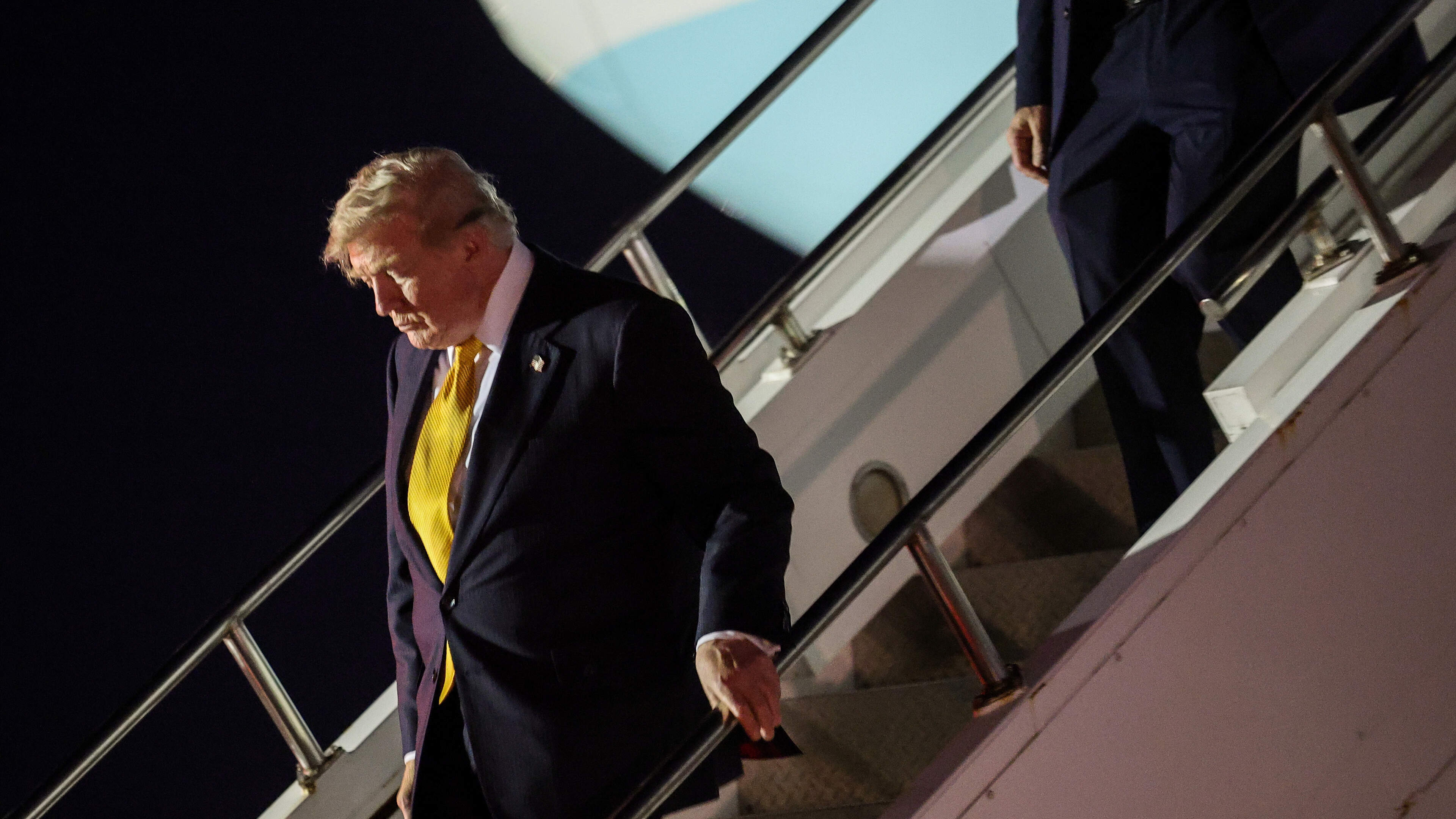 Eindelijk maakte gloednieuwe, peperdure Air Force One van Trump grote reis, maar toen gebeurde er iets vreemds