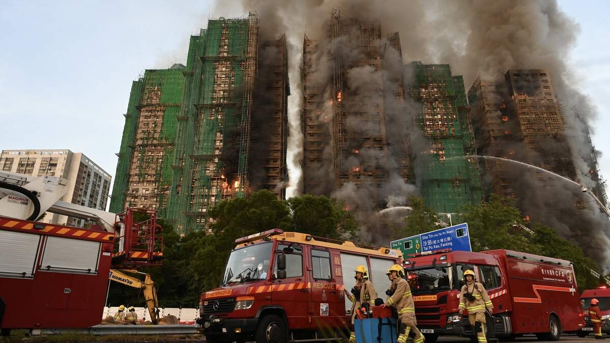 ここ数時間で香港の全焼したアパートから緊急通報：少なくとも128人が死亡