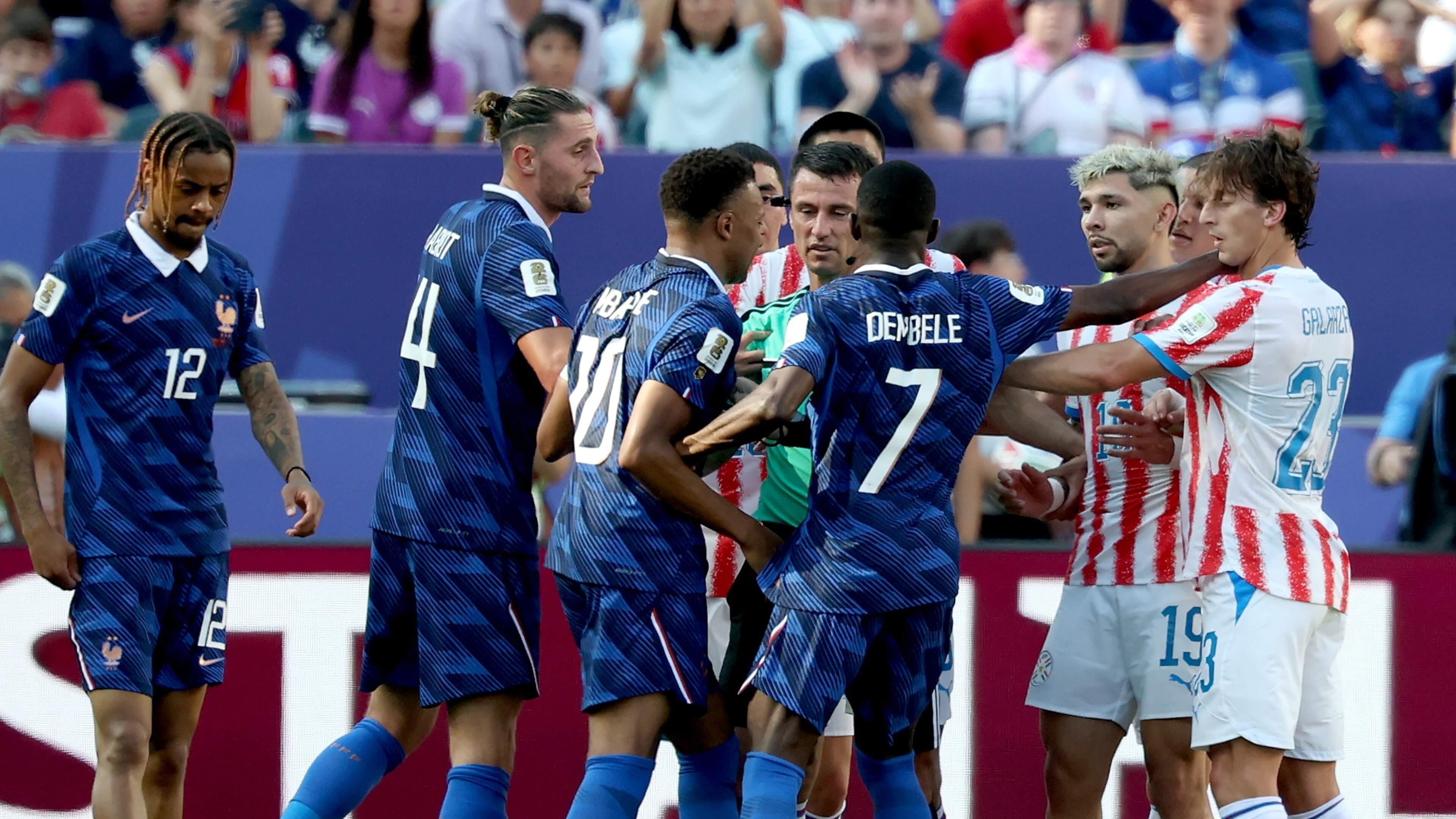 Franse sportkrant L'Équipe komt met keihard oordeel na schoppartij: ’Een 1 voor een catastrofaal optreden’