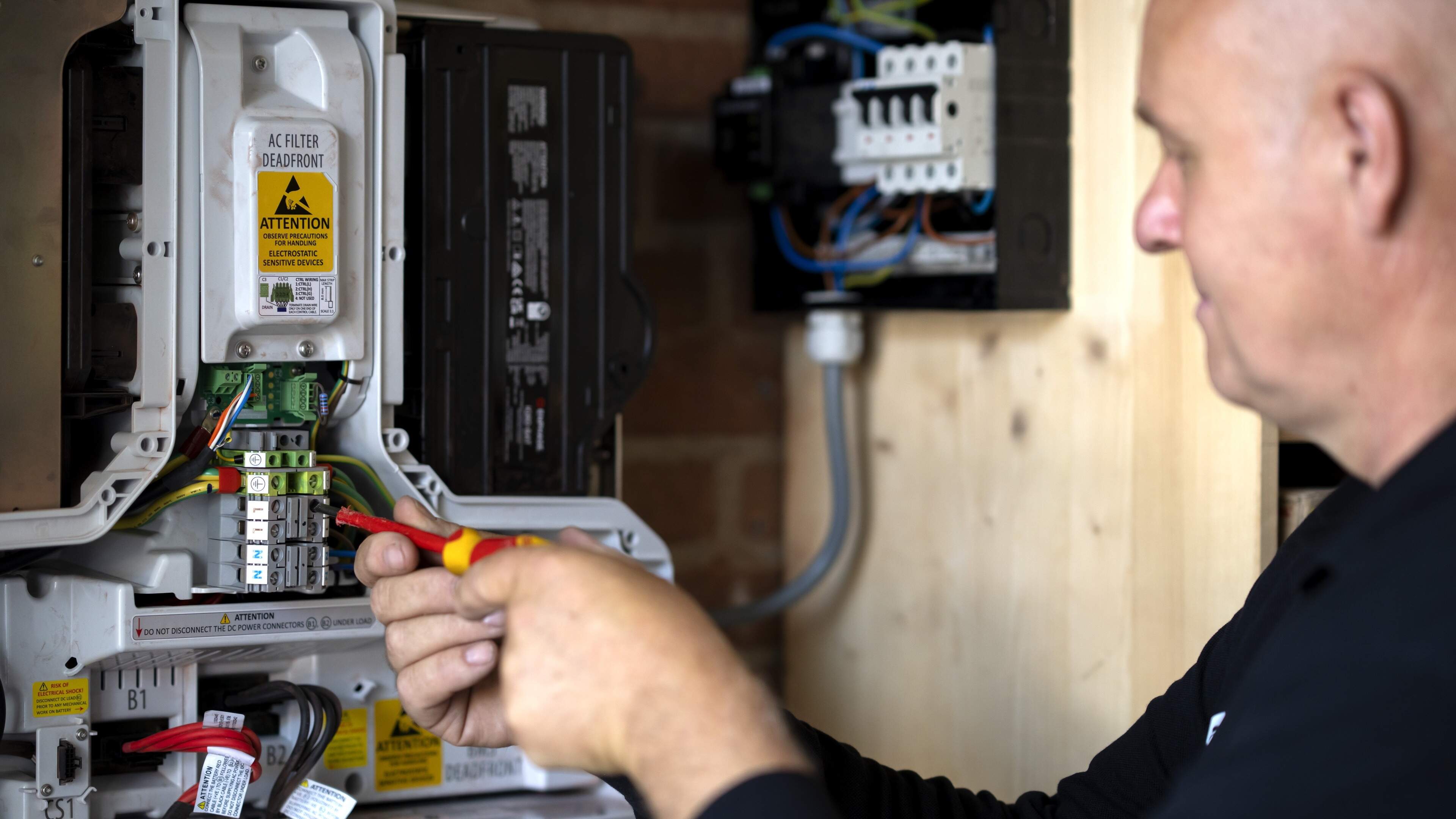 Explosieve groei van thuisbatterijen: ’Maar risico’s brand en verzekering liggen op de loer’