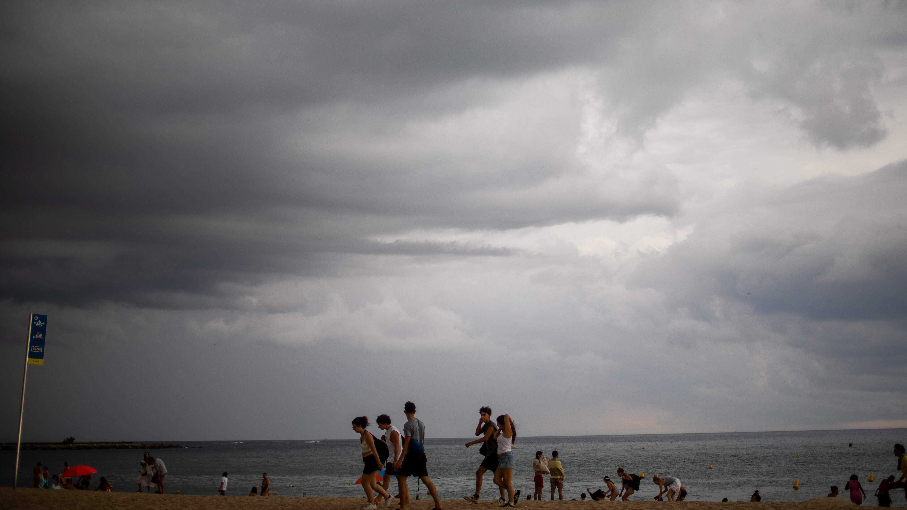 LIVE | Storm zorgt voor chaos op Ibiza: vakantiegangers geëvacueerd