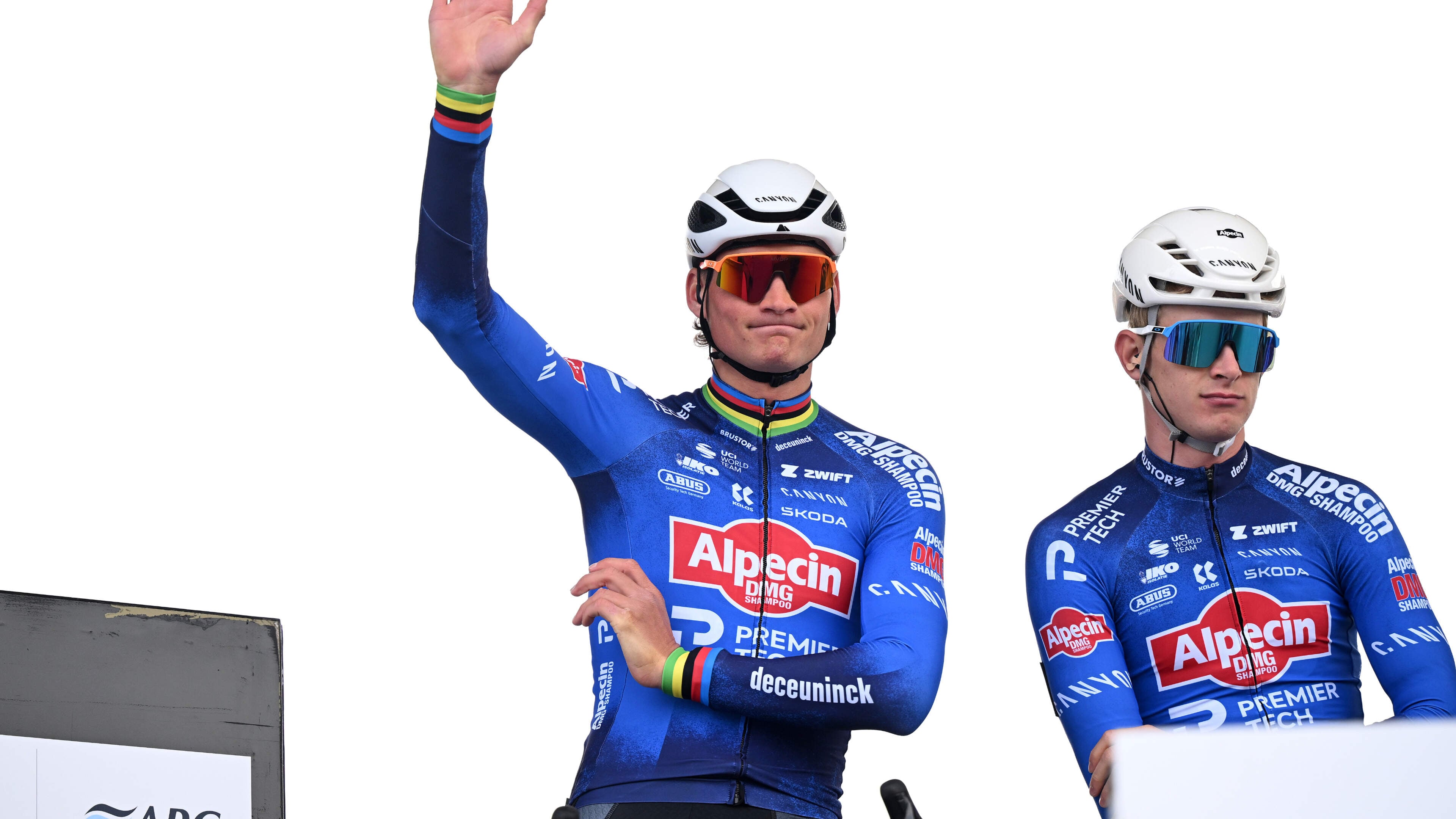 LIVE Parijs-Roubaix: peloton jakkert over kasseienstroken, favorieten nog bij elkaar