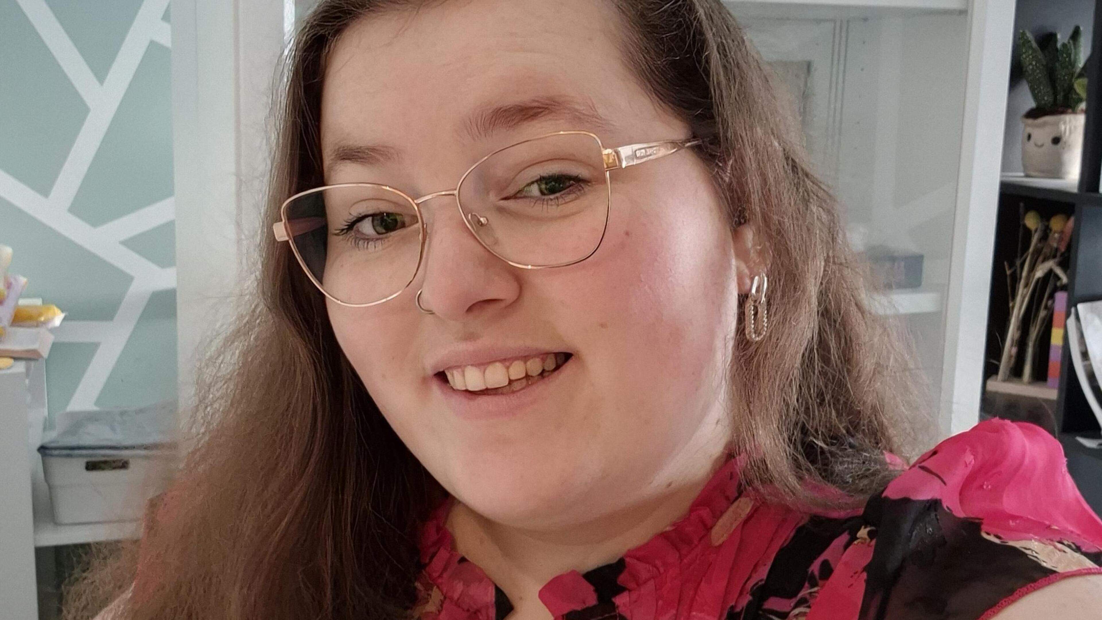 Esmee (24) kampt met een zomerdepressie: ’Het zonnetje kan voor mij niet snel genoeg weggaan’