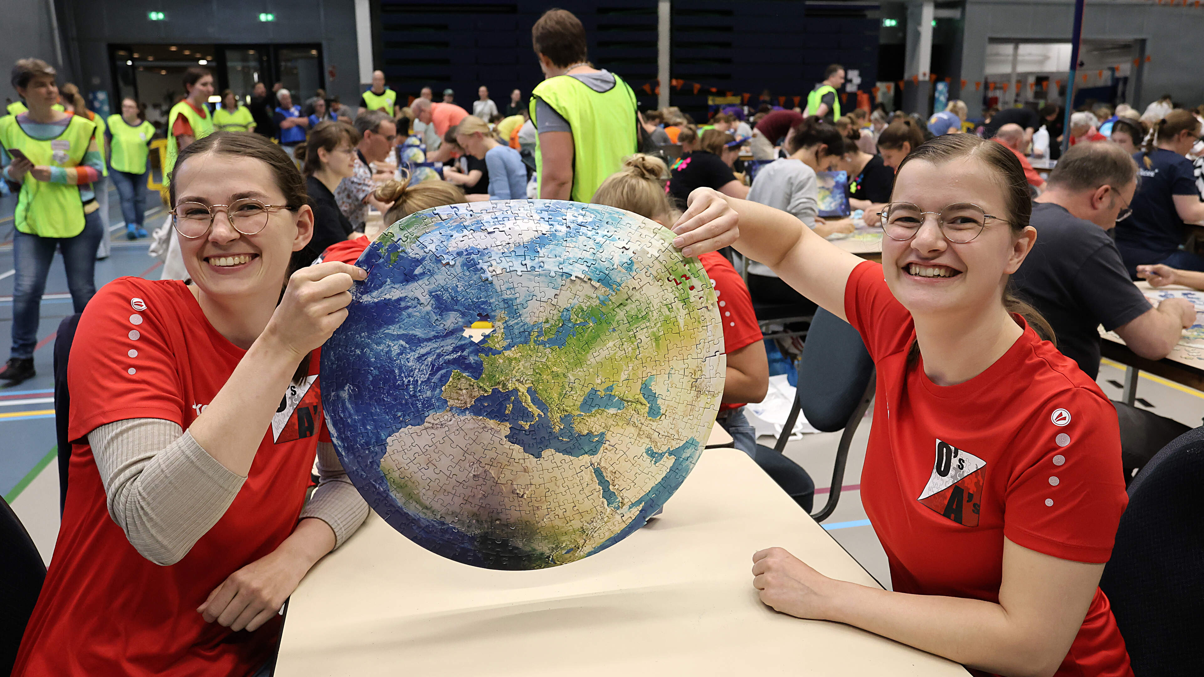 Zussen Ellen (33) en Inge (29) leggen razendsnel puzzels van