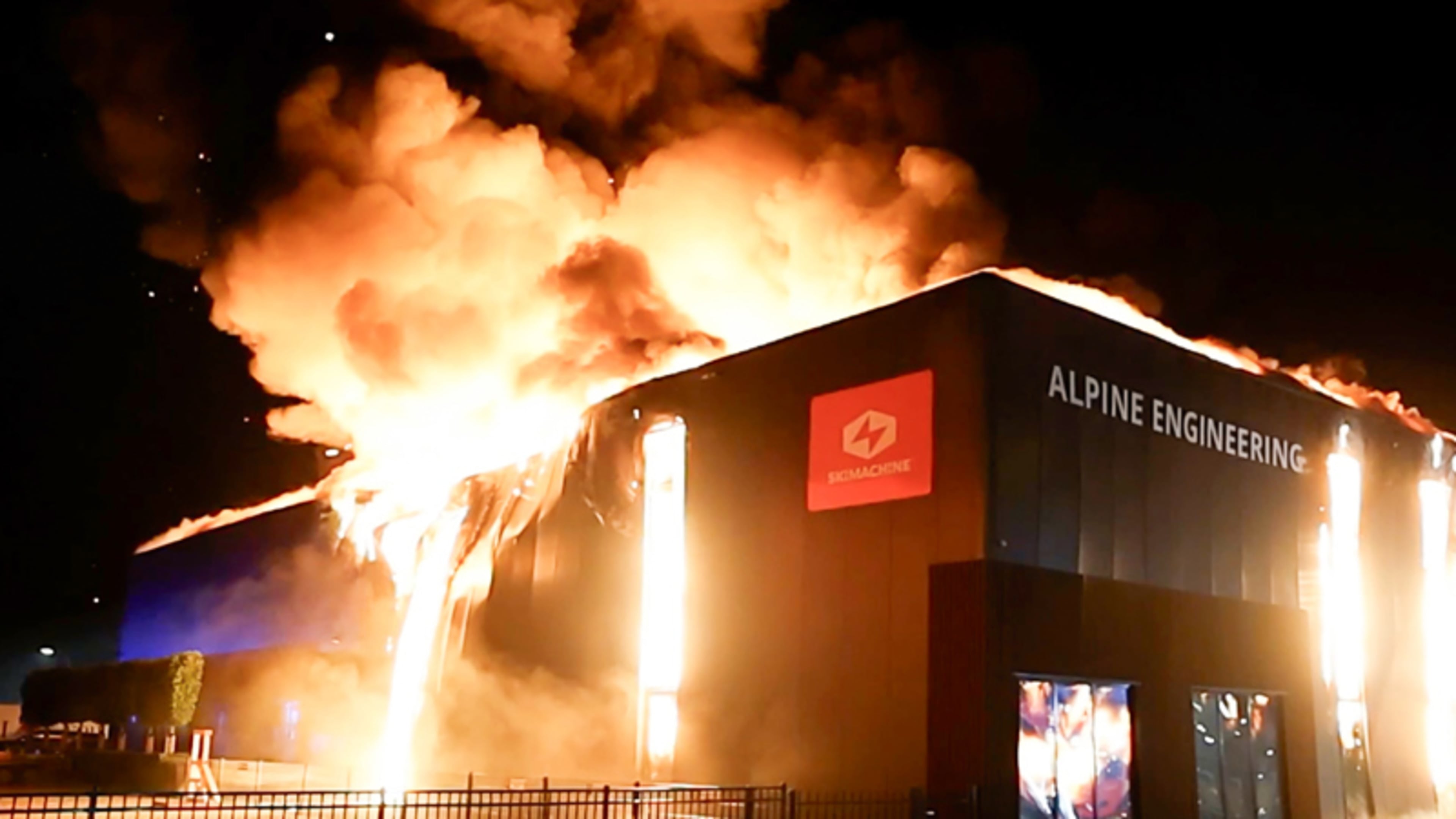 Beelden: Grote brand in bedrijfspand in Den Hoorn