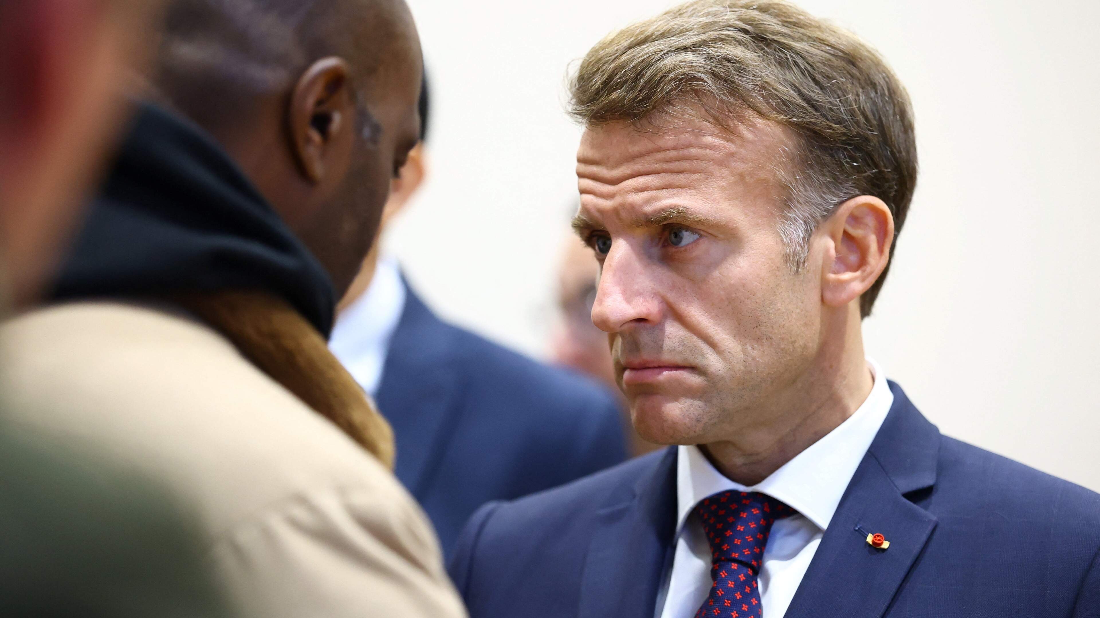 Macron over ’daad van terreur’ nabij Parijs: slachtoffers schietpartij doelwit om geloof en huidskleur