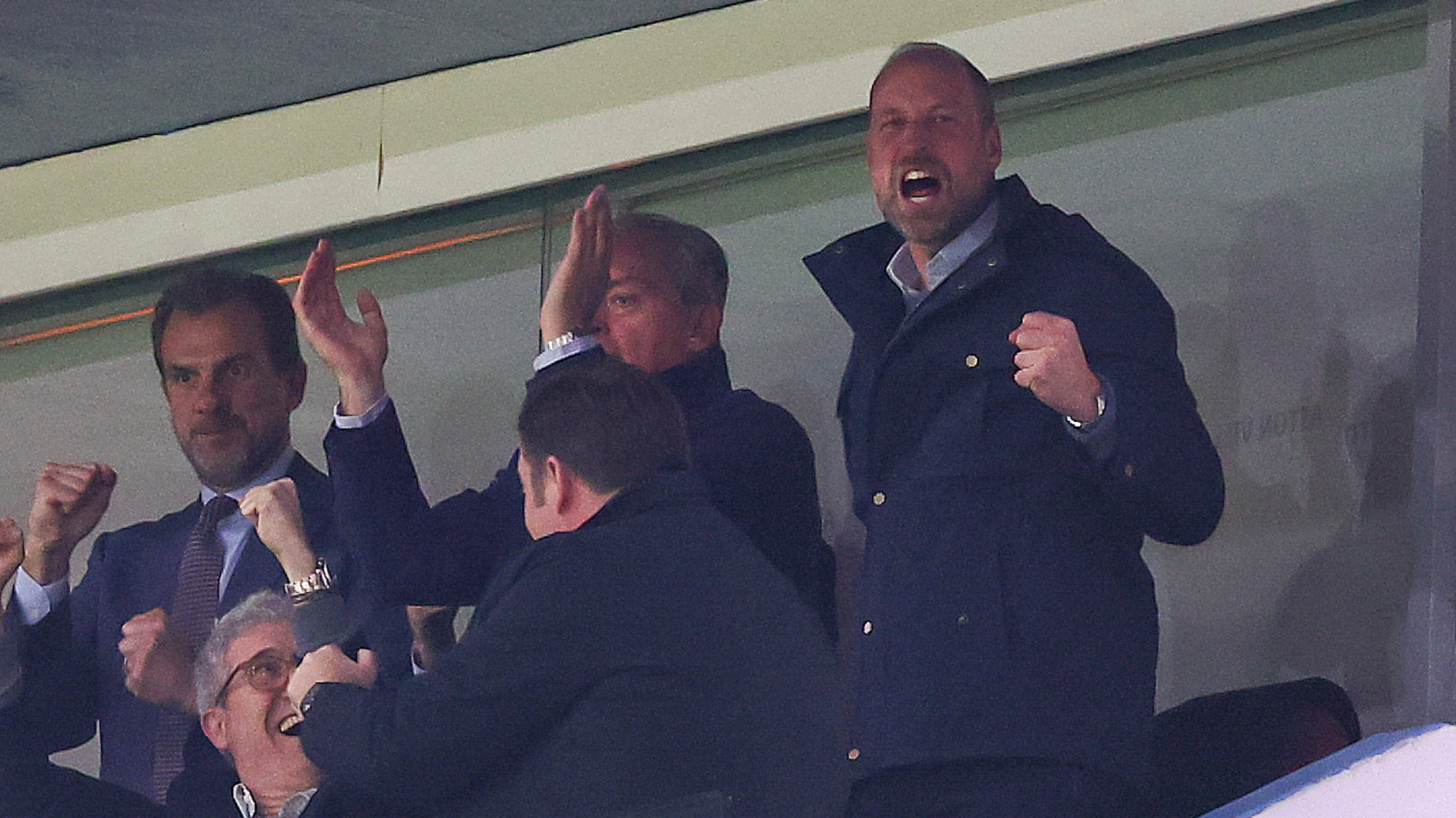 VIDEO Prins William danst op ’Sweet Caroline’ nadat zijn geliefde Aston Villa Europa League-finale bereikt
