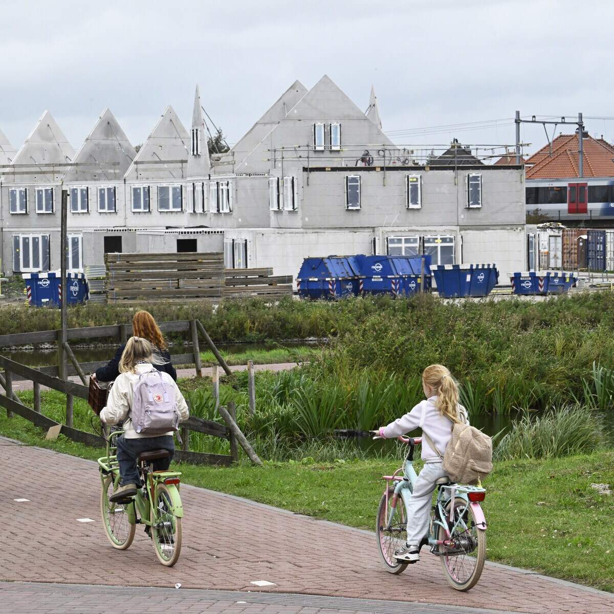 De koersen van de twee beursgenoteerde bouwers in Nederland doen het dit jaar stukken beter dan het gemiddelde van de midkap. 