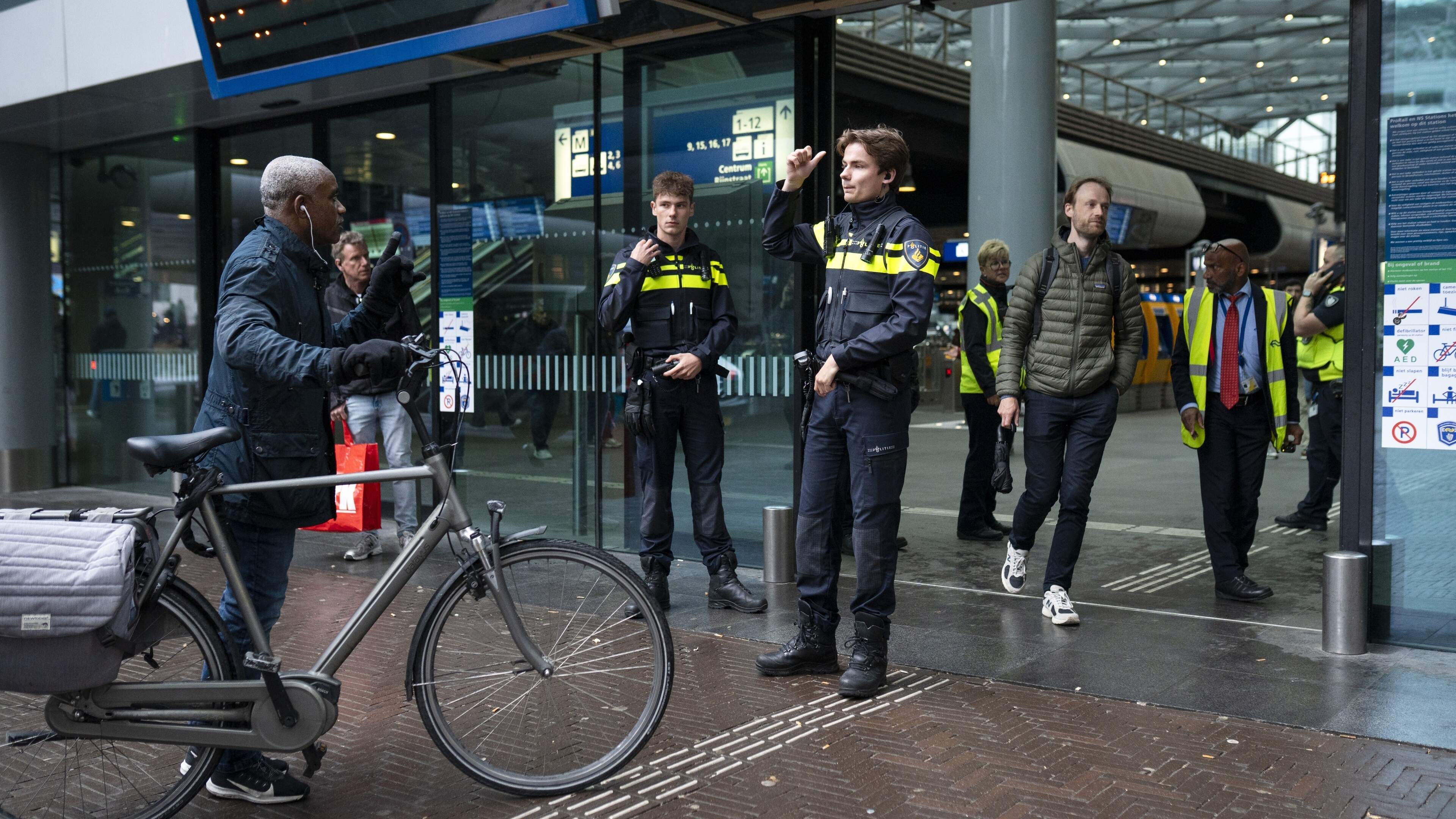 Treinverkeer van en naar Den Haag Centraal stilgelegd door pro-Palestijnse demonstranten op het spoor