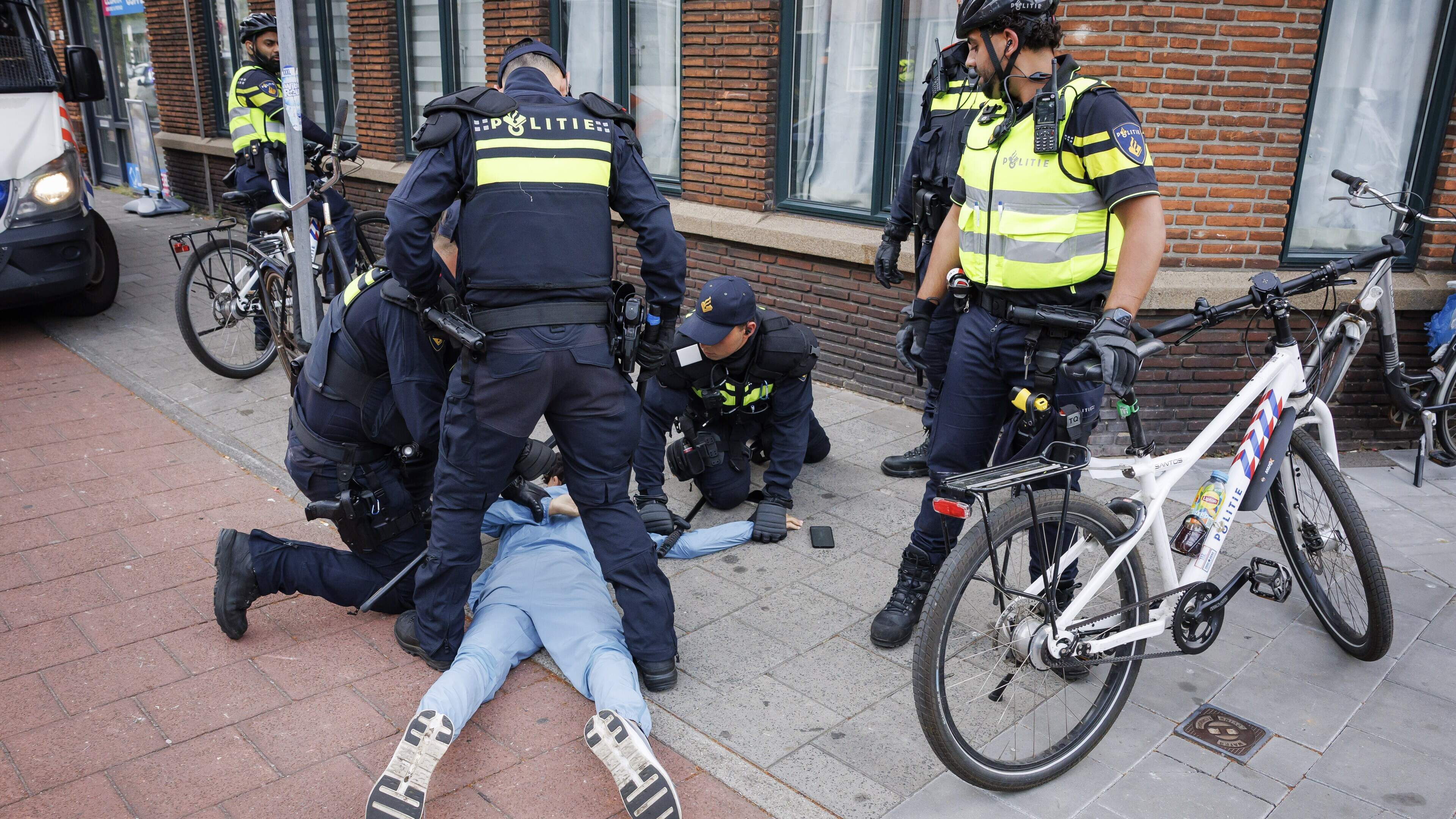 13 arrestaties in Schilderswijk na WK-zege Marokko, sfeer sloeg al snel om: agenten kregen (balletjes)pistool op zich gericht
