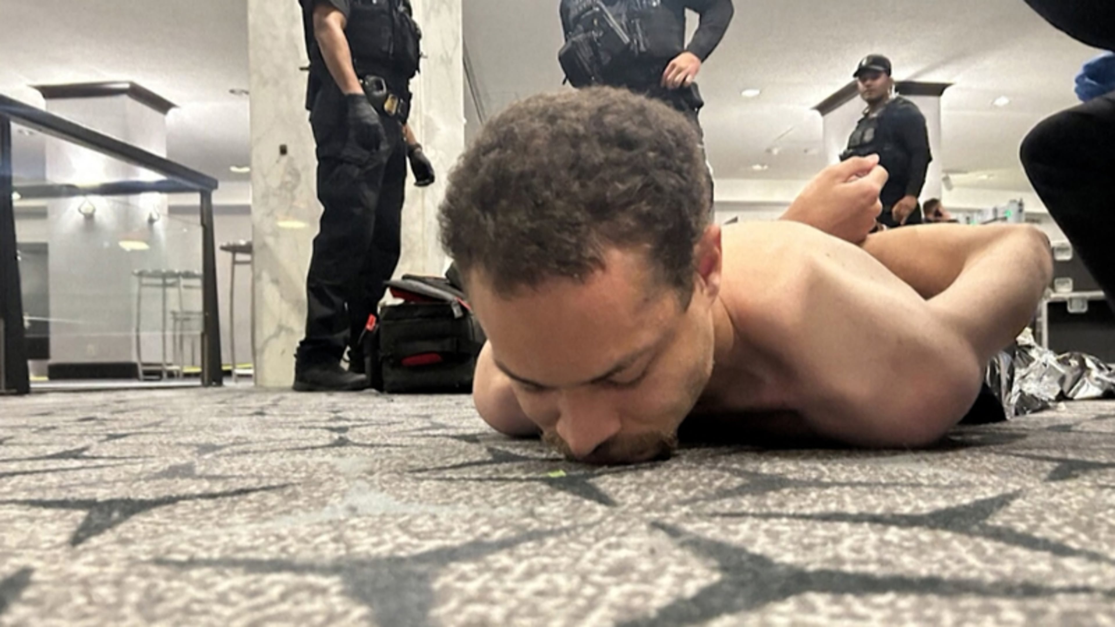 Cole Tomas Allen (31) was een ’rustige en aardige’ leraar, voordat hij schietend richting Trump stormde: dit weten we nu over deze ’eenzame wolf’