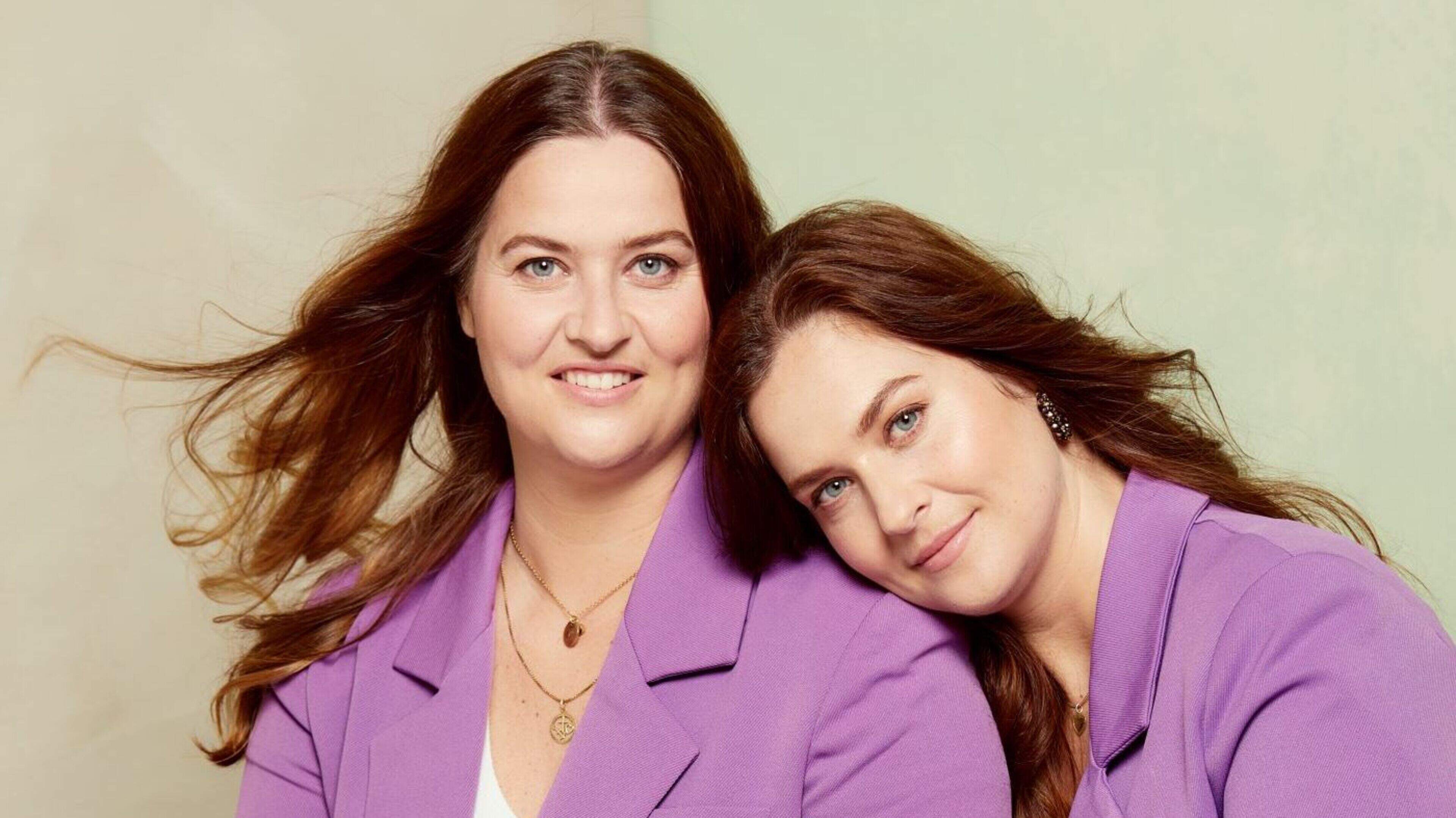 Simone en Erica (34) zijn eeneiige tweeling: ’De ziekte en het overlijden van mijn zoon heeft onze band nog meer verdiept’