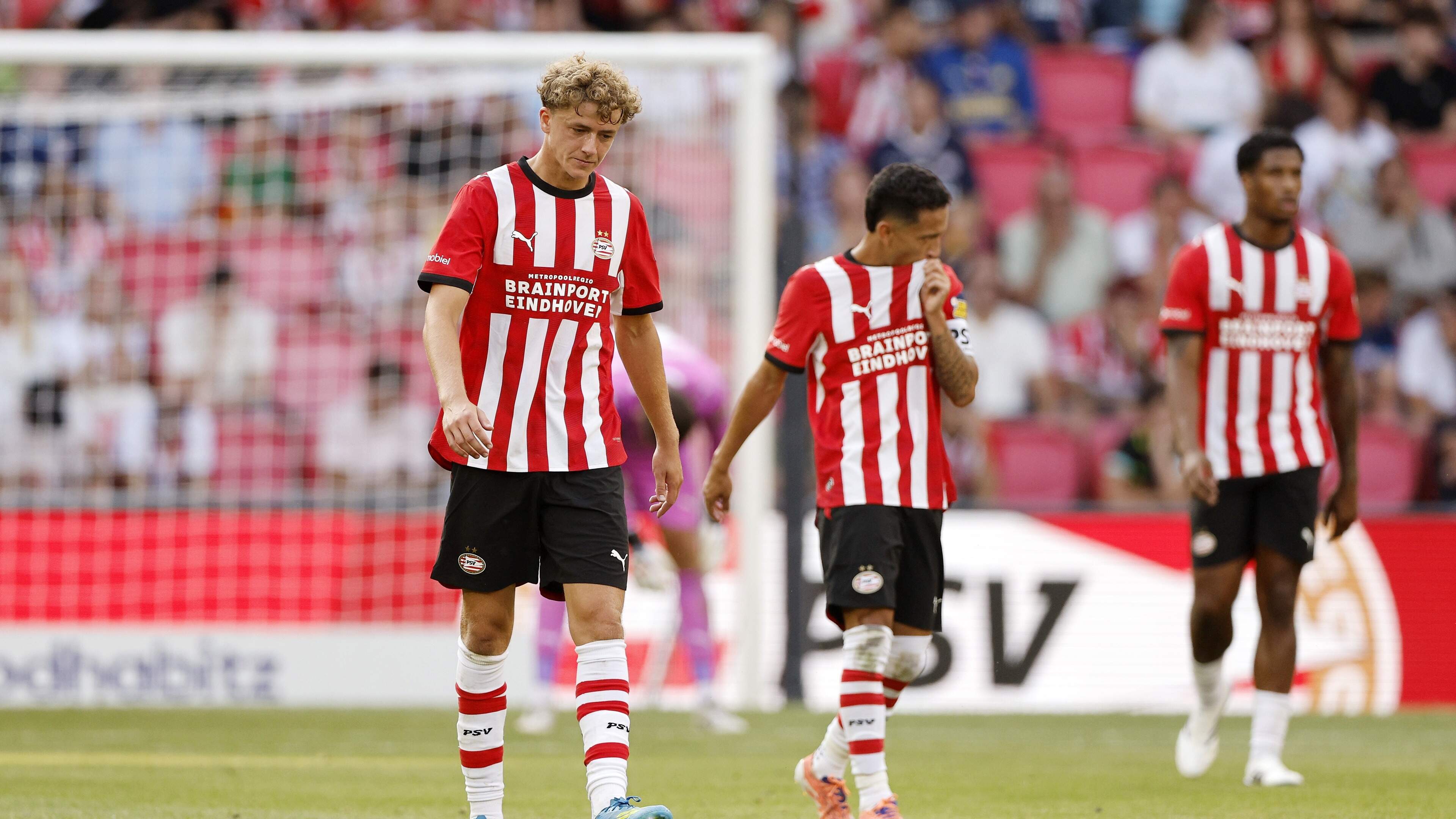 PSV snakt naar kwaliteitsimpuls: kwetsbare plek in aan blamage ontsnapte ploeg Peter Bosz pijnlijk blootgelegd