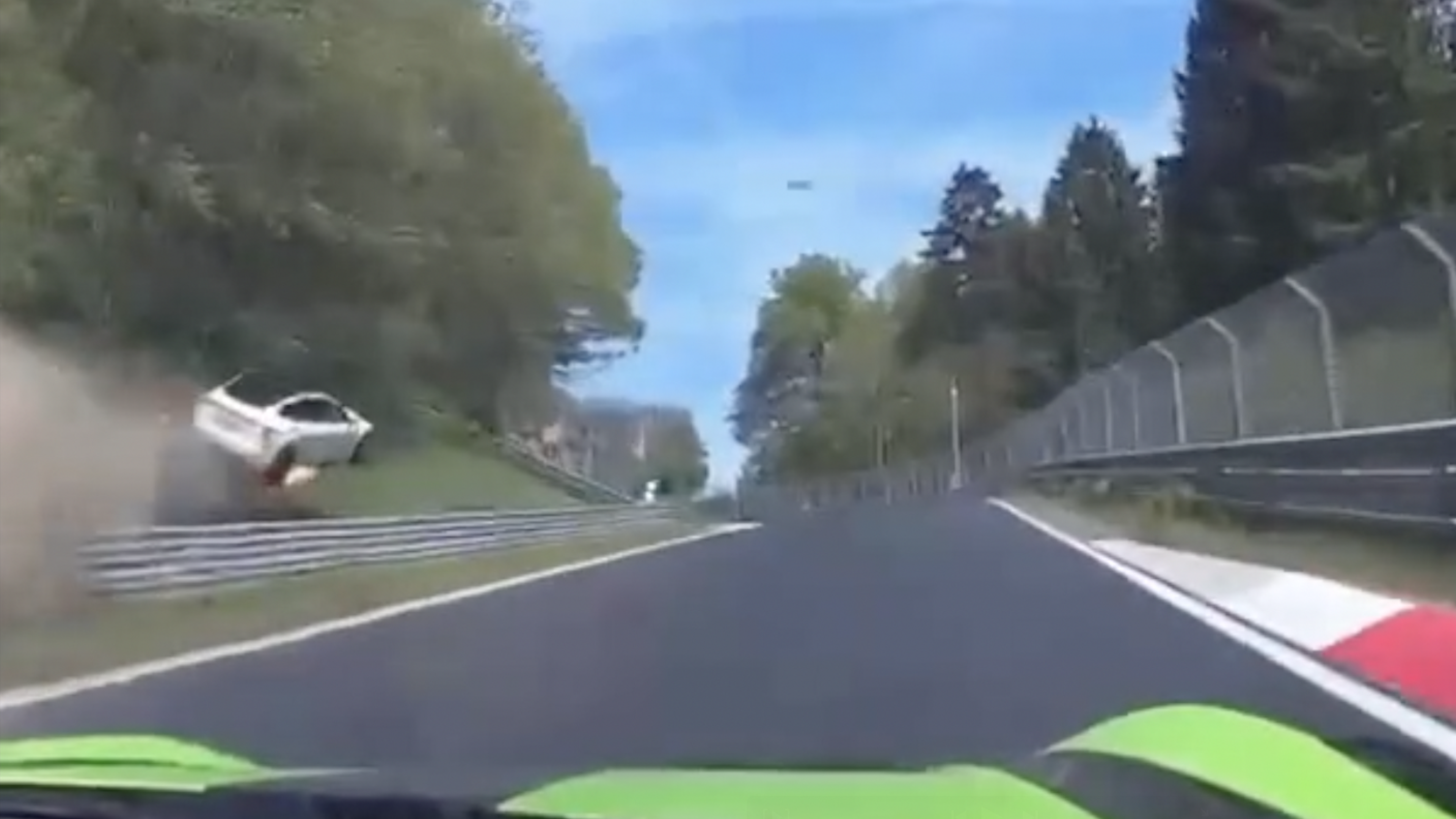 Horrorcrash op Nordschleife: Tesla vliegt meters door de lucht