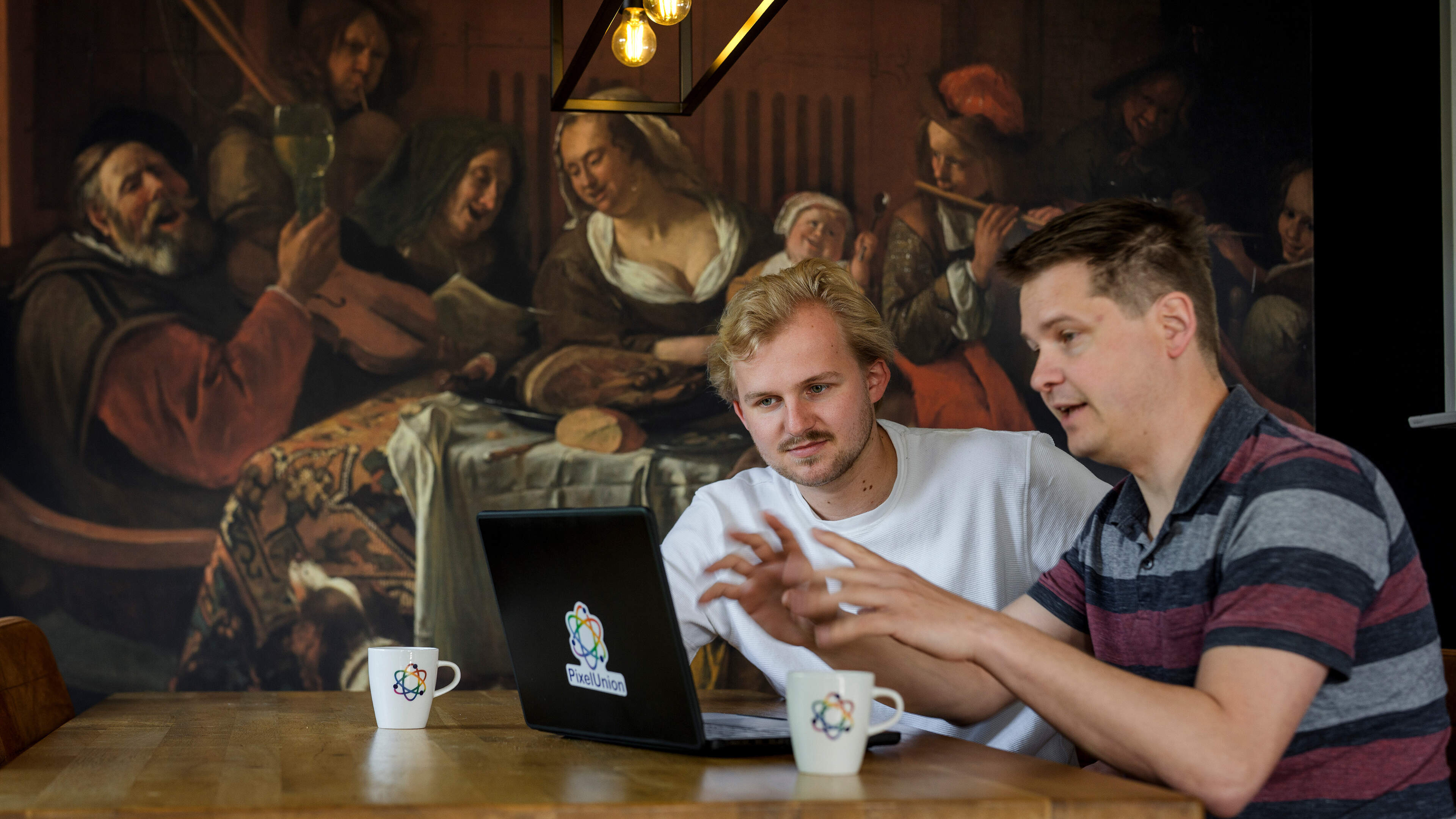 Bram (23) en Jochem (34) strijden tegen big tech vanuit kleine Alkmaarse bovenwoning: ’Dat het nu goed gaat, biedt geen garanties voor de toekomst’