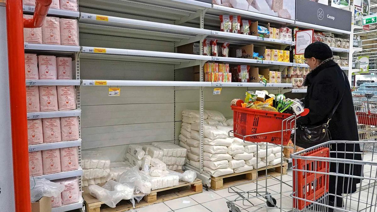 De winkelschappen in Rusland raken sinds de oorlog steeds leger.
