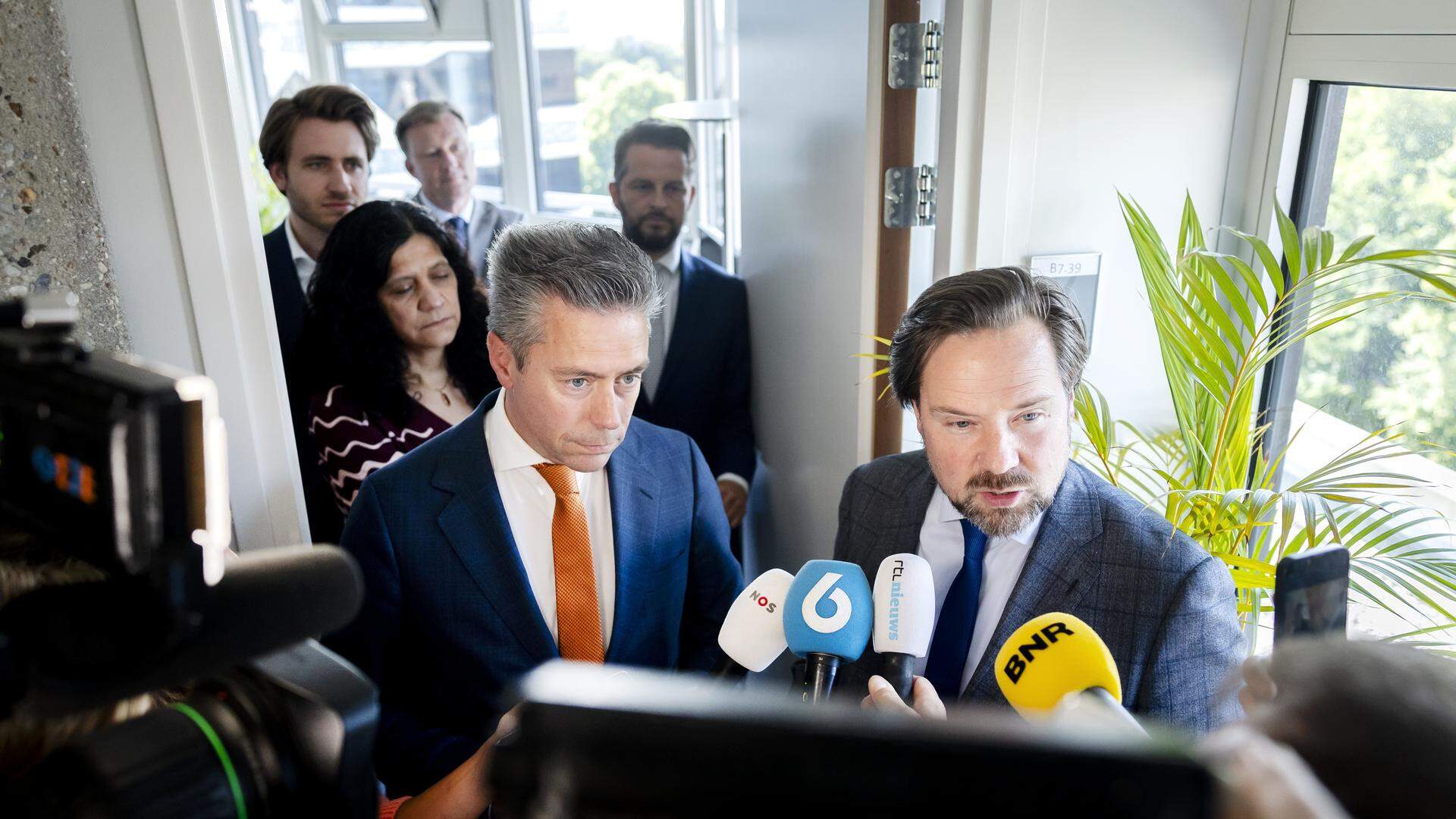 NSC en SGP gaan toch het strengere asielbeleid steunen nu demissionair minister David van Weel (VVD, Justitie en Asiel) de partijen tegemoet komt op het gebied van hulp bieden aan illegalen.